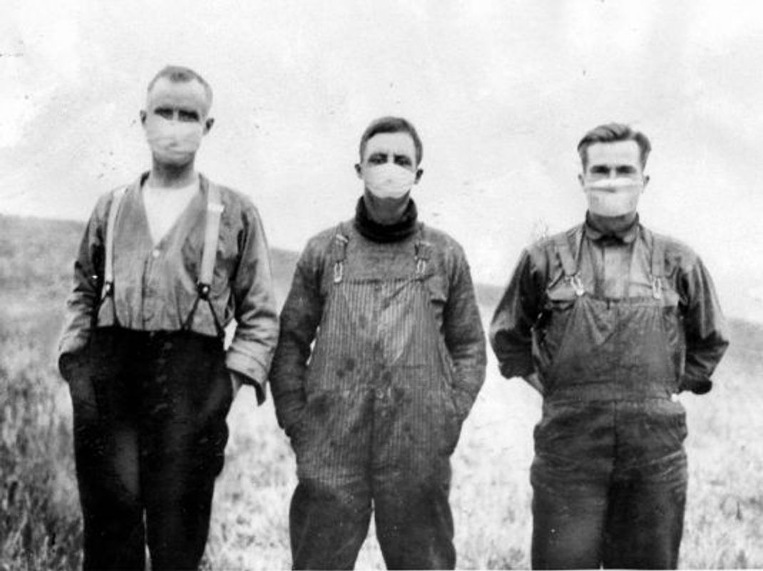 Landwirte mit Mund-Nasen-Schutz zum Schutz vor der Spanischen Grippe 1918 in Toronto.