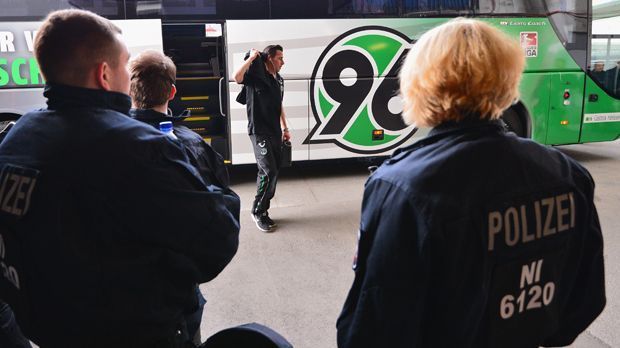 
                <strong>Aufgeheiztes Niedersachsen-Derby </strong><br>
                Die Polizei eskortiert die Mannschaft von Hannover 96 zum Stadion.
              