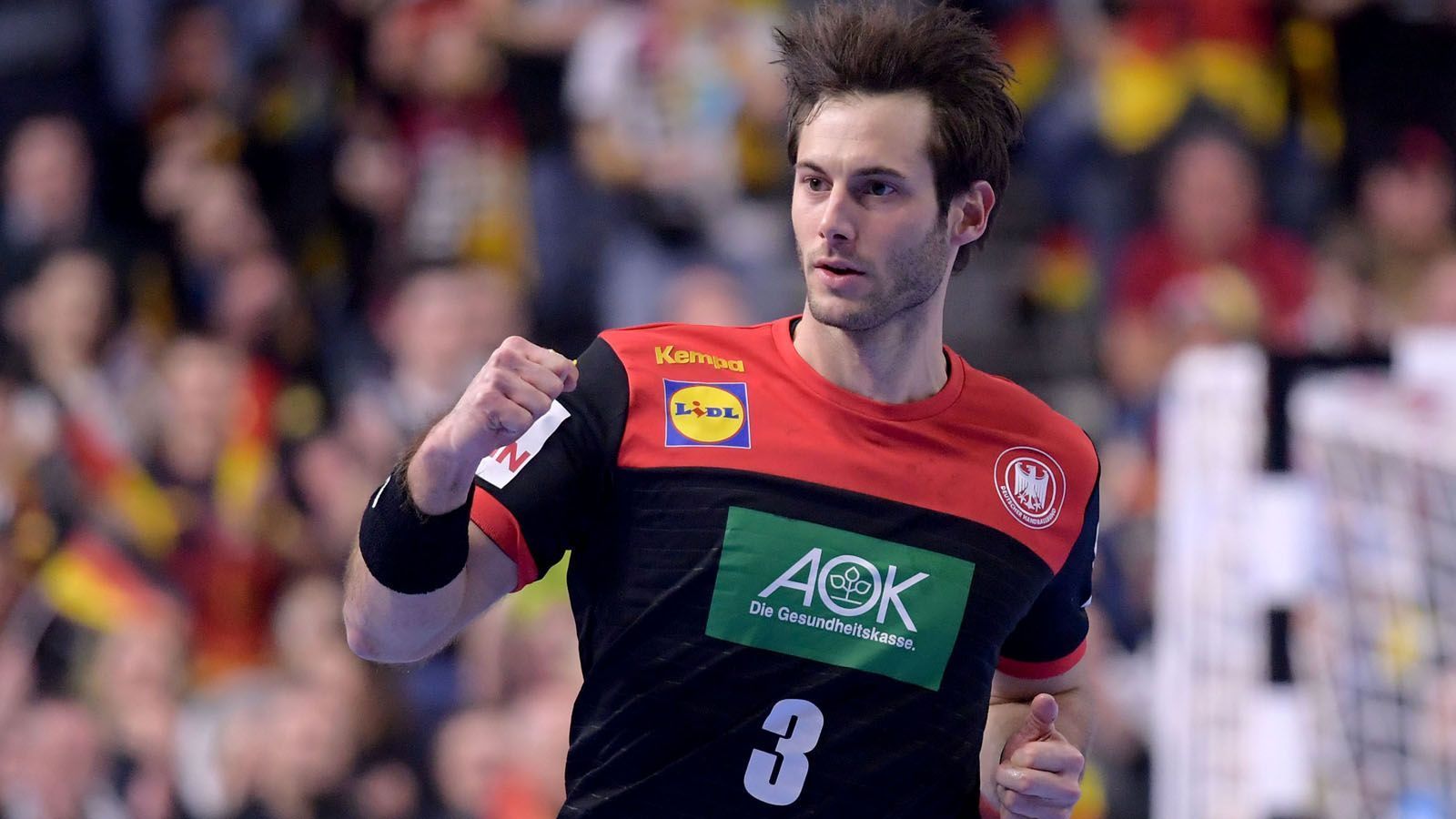 
                <strong>Uwe Gensheimer </strong><br>
                Der Kapitän zeigte vor heimischer Kulisse warum er zu den weltbesten Handballspielern zählt: Mit 56 Treffern war Gensheimer bester DHB-Torschütze und wurde Vierter in der WM-Torschützenliste. Zudem ging der 32-Jährige als Leader und verlängerter Arm von Prokop voraus. Da er 2016 verletzt war, muss Gensheimer weiter auf einen internationalen Titel warten.  
              