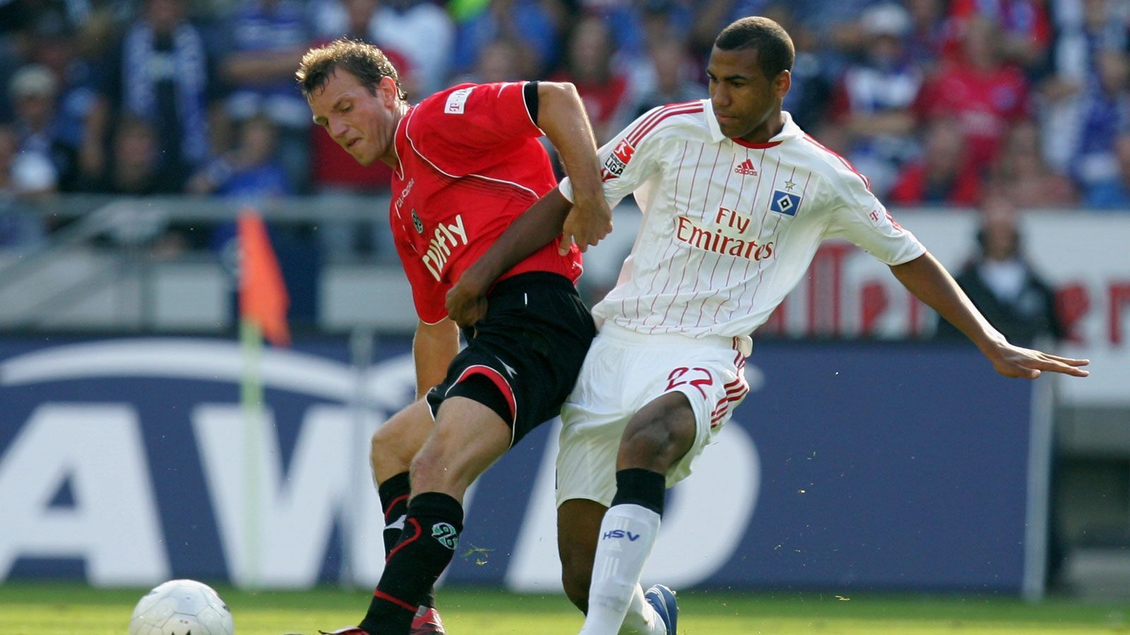 
                <strong>Erste Schritte beim großen HSV</strong><br>
                Über Altona 93 und den FC St. Pauli landet der gebürtige Hamburger 2004 im Nachwuchsleistungszentrum des HSV. Im August 2007 feiert der damals 18 Jahre alte Stürmer sein Debüt in der Bundesliga, allerdings bleibt er in seiner ersten vollen Saison ohne einen Treffer. Die Spielzeit 2008/09 verpasst Choupo-Moting durch eine Verletzung fast komplett, insgesamt steht er nur bei einem Spiel im Kader der "Rothosen".
              