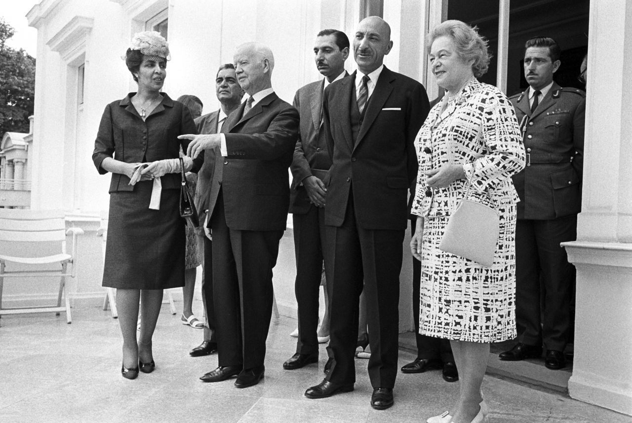 Mohammed Zahir Schah und seine Frau Homairah (beide ganz rechts) waren Afghanistans letztes Königspaar. Hier sind sie 1963 zu Besuch in Bonn. Das Paar reiste viel und pflegte gute Beziehungen zum Westen. König Mohammed Zahir Schah führte Rechte für Mädchen und Frauen ein - sie konnten zur Schule gehen und wählen. 1973 wurde der König von seinem eigenen Cousin gestürzt - das Ende der Monarchie in Afghanistan.