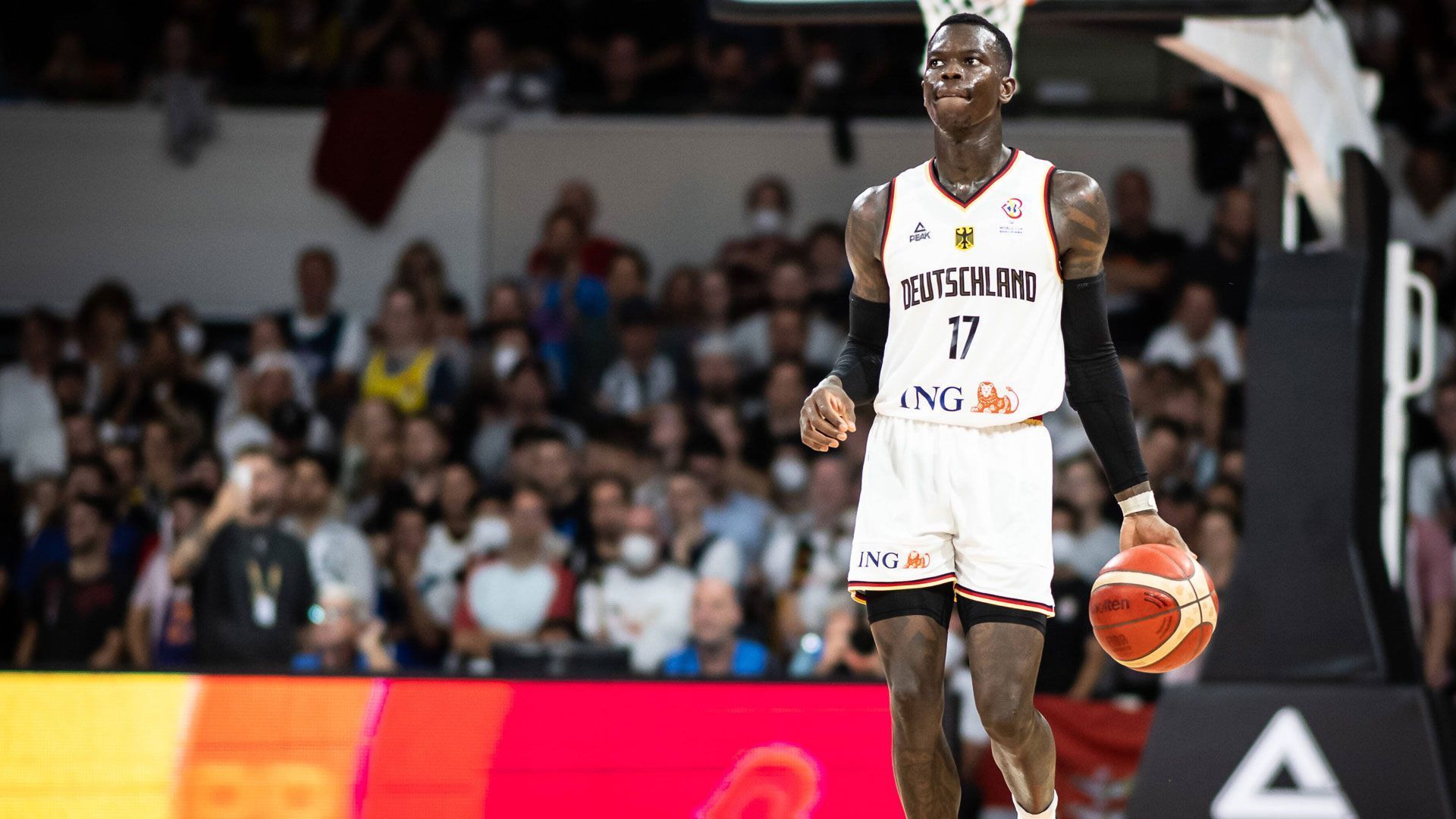 
                <strong>Dennis Schröder (Guard, Deutschland / Free Agent)</strong><br>
                Der Superstar in den Reihen des deutschen Teams ist zweifelsohne Dennis Schröder. Seit 2013 spielt der Point Guard in der besten Liga der Welt. Derzeit ist der gebürtige Braunschweiger auf der Suche nach einem neuen Team. 
              