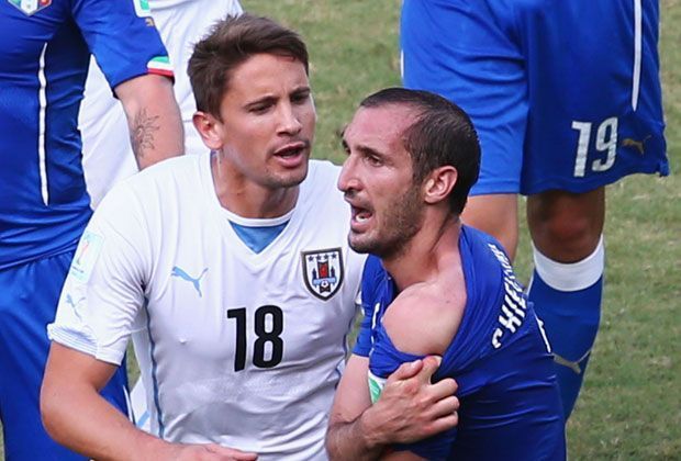 
                <strong>Italien vs. Uruguay (0:1) - Die Biss-Attacke</strong><br>
                Giorgio Chiellini ist nach der Attacke von Luis Suarez außer sich und will dem Schiedsrichter die Bissspuren an seiner Schulter zeigen. Doch sein Gegenspieler Gaston Ezequiel Ramirez Pereyr hält gar nichts davon und will den Italiener vom "Petzen" abhalten.
              