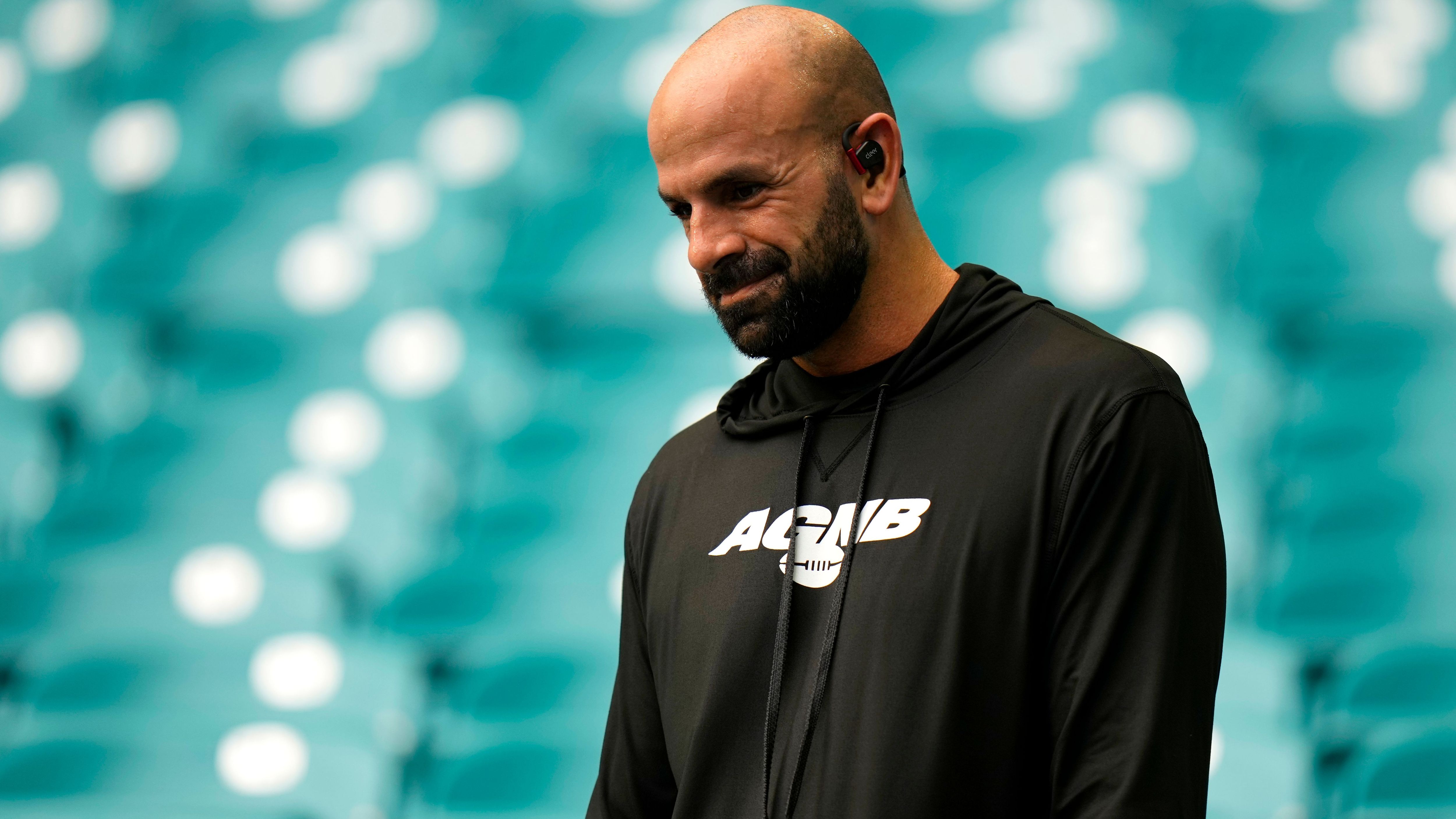 <strong>Platz 21: New York Jets um Head Coach Robert Saleh</strong><br>Ansonsten droht ihm ein ähnliches Schicksal wie Robert Saleh. Zwar überzeugt der Head Coach seit geraumer Zeit mit seiner Defensive, muss aber gleichzeitig dafür kritisiert werden, dass es der Offensive seit seinem Amtsantritt an Konstanz fehlt. Unter anderem haben viele fragwürdige Quarterback-Entscheidungen dazu beigetragen.&nbsp;