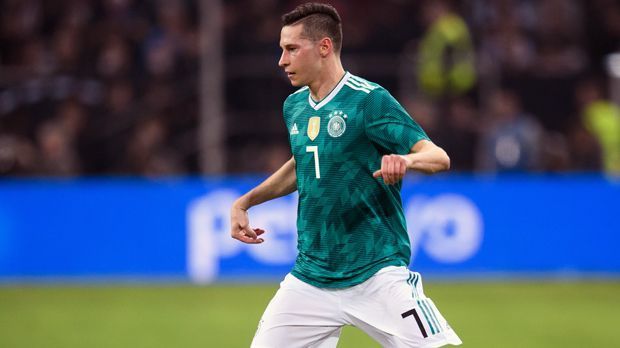 
                <strong>Julian Draxler (Paris St. Germain)</strong><br>
                Vor einem Jahr, bei der WM-Generalprobe, machte Bundestrainer Joachim Löw seinen Weltmeister Julian Draxler während des Confed-Cups noch zu seinem Kapitän. Vor der Endrunde 2018 ist aber äußerst fraglich, ob der PSG-Legionär in Russland von Beginn an auf dem Platz stehen darf. Alte Verdienste hin oder her - bei PSG war der ehemalige Wolfsburger und Schalker vor allem in den wichtigen Begegnungen oftmals nur zweite Wahl. Genau dieses Schicksal droht ihm nun auch im DFB-Team erneut.
              