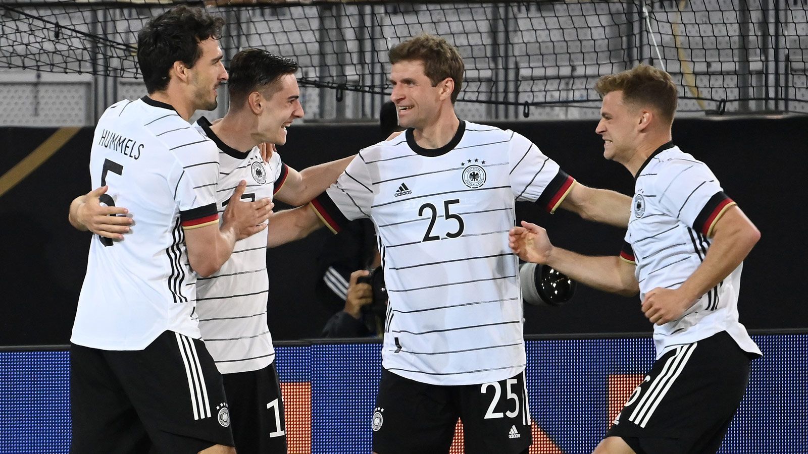 
                <strong>Erste Gratulanten bei Neuhaus</strong><br>
                Sowohl Müller als auch Hummels gehörten zu den ersten Gratulanten, nachdem Neuhaus die deutschen Farben in Front brachte. Auch das unterstreicht den Stellenwert der beiden - sie gehen auf ihre Mannschaftskollegen zu und loben sie, jubeln gemeinsam und üben Kritik.
              