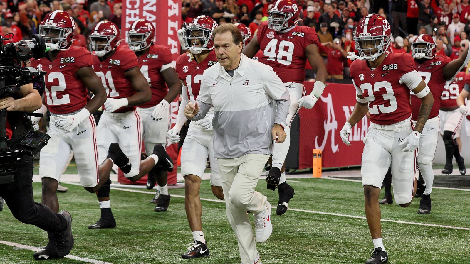 <b>Trainer des Jahres<br></b>Saban wurde mehrfach ausgezeichnet:<br>5x SEC Coach of the Year (2003, 2008, 2009, 2016, 2020)<br>3x Bobby Bowden Coach of the Year (2009, 2011, 2012)<br>2x Paul "Bear" Bryant Award (2003, 2020)<br>2x Walter Camp Coach of the Year (2008, 2018)<br>2x AP College Football Coach of the Year (2003, 2008)<br>2x Eddie Robinson Coach of the Year (2003, 2008)<br>1x George Munger Award (2016)<br>1x Bobby Dodd Coach of the Year (2014)