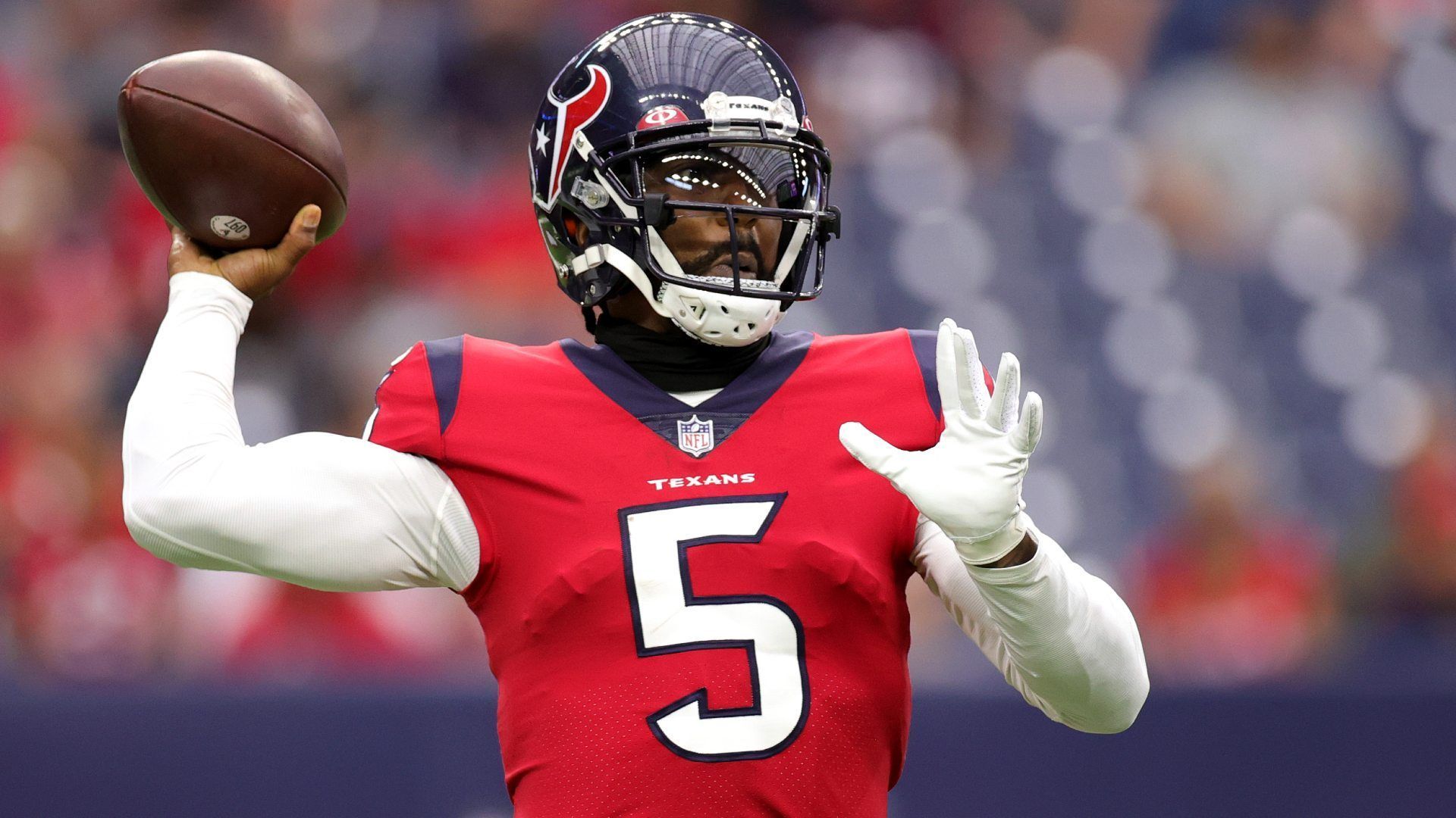 
                <strong>Tyrod Taylor (Houston Texans) </strong><br>
                Unglücklicher hätten die vergangenen drei Spielzeiten für Tyrod Taylor nicht laufen können. Drei Jahre in Folge führte er sein Team zu Beginn der Saison als Starter aufs Feld, ehe er sich verletzte und kurz darauf durch einen Rookie-Quarterback ersetzt wurde. Bei den Houston Texans musste er in dieser Saison für Davis Mills Platz machen, während er in den Jahren zuvor bei den Cleveland Browns durch Baker Mayfield und ein Jahr später bei den Los Angeles Chargers durch Justin Herbert ersetzt wurde. In der Saison 2021 kam er für die Texans in insgesamt sechs Einsätzen auf acht Touchdowns und fünf Interceptions. Aufgrund seiner Vielseitigkeit im Lauf- und Passspiel scheint es gut möglich, dass Taylor in der Free Agency schnell ein neues Team finden wird - womöglich sogar als Starter. 
              