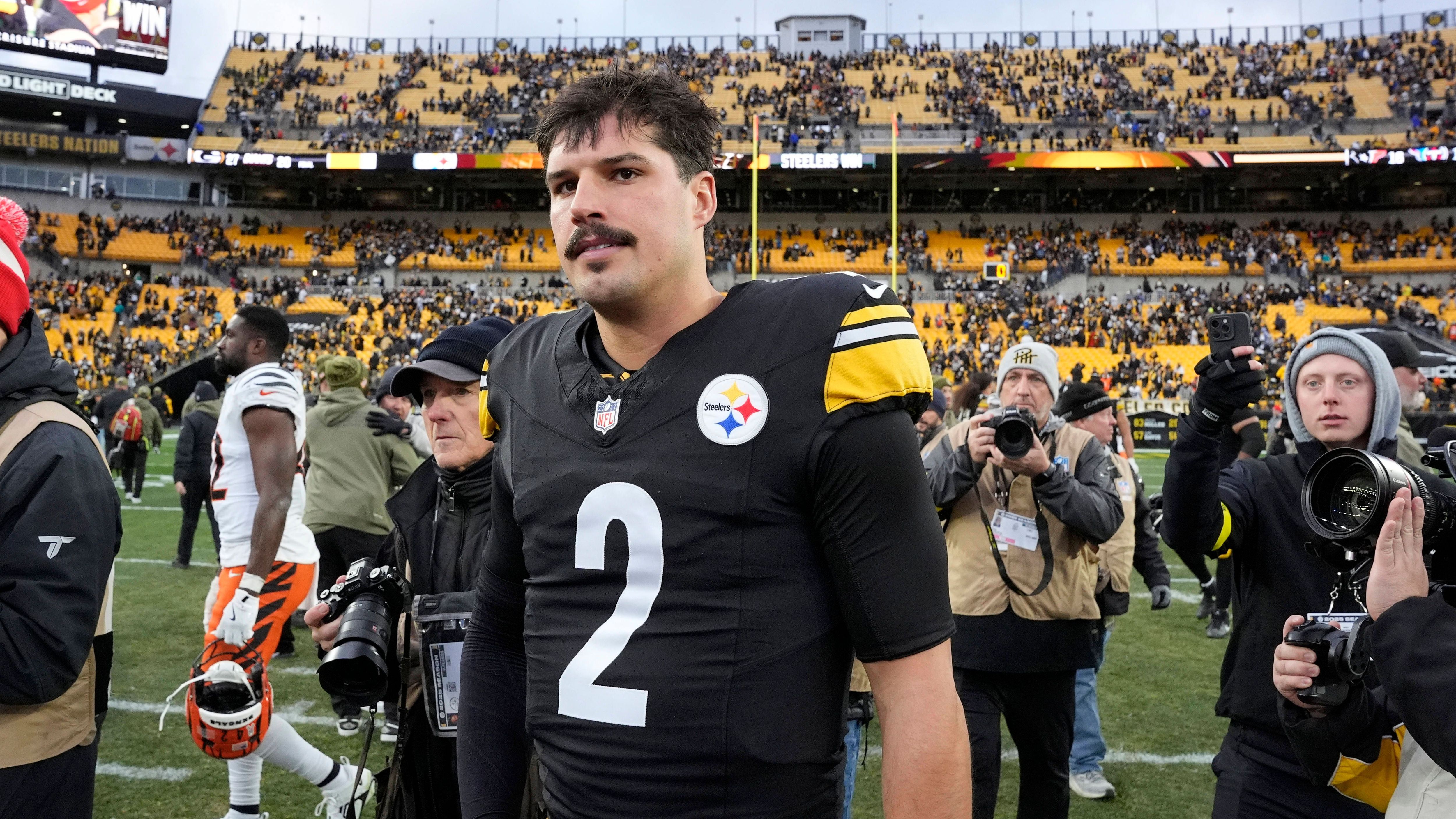 <strong>Platz 9: Mason Rudolph (Pittsburgh Steelers)</strong><br>Mason Ruddolph ist inzwischen fast schon eine Institution in Pittsburgh. Abgesehen von der Saison 2024 steht er seit 2018 bei den Steelers unter Vertrag, schon 2019 sorgte er mit einer 5-3-Bilanz bei acht Starts für Aufsehen. Inzwischen ist er Backup für Aaron Rodgers - und dürfte von dem künftigen Hall of Famer noch das eine oder andere mitnehmen.