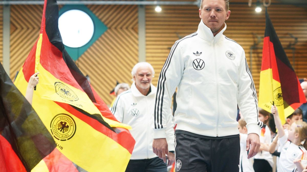 RUDI VOELLER, JULIAN NAGELSMANN DFB MACHT SCHULE GRUNDSCHULE ESSENHEIM *** RUDI VOELLER, JULIAN NAGELSMANN DFB MACHT SCHULE ESSENHEIM ELEMENTARY SCHOOL PUBLICATIONxNOTxINxUSA