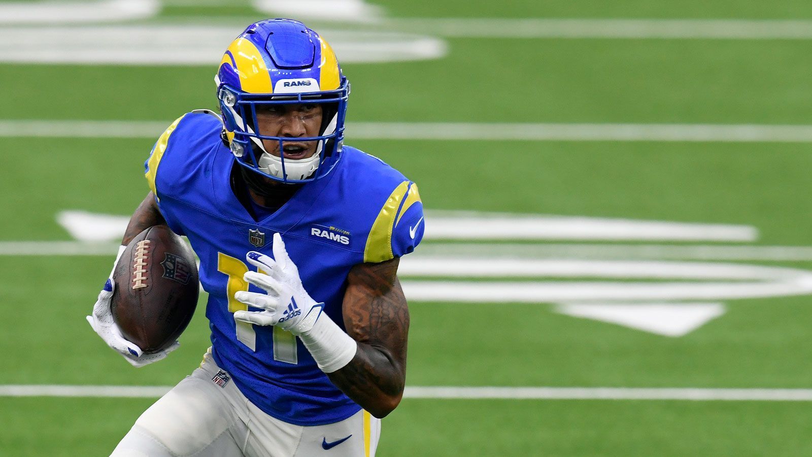 
                <strong>Verlierer: Josh Reynolds</strong><br>
                Nach vier Jahren bei den Los Angeles Rams verabschiedete sich Wide Receiver Josh Reynolds aus Kalifornien. Das Ziel war klar, beim neuen Team sollten die Aussichten auf Einsatzzeiten größer sein als in L.A., wo der Viertrundenpick des Drafts 2017 nicht an Cooper Kupp und Robert Woods vorbeikam. Die Titans hatten nach dem Weggang von Corey Davis Bedarf und Reynolds ging nach Nashville. Nach dem Blockbuster-Trade dürfte das Receiver-Duo in der Saison 2021 allerdings nicht Brown/Reynolds sondern Jones/Brown heißen - eine bittere Pille für den 26-Jährigen.
              