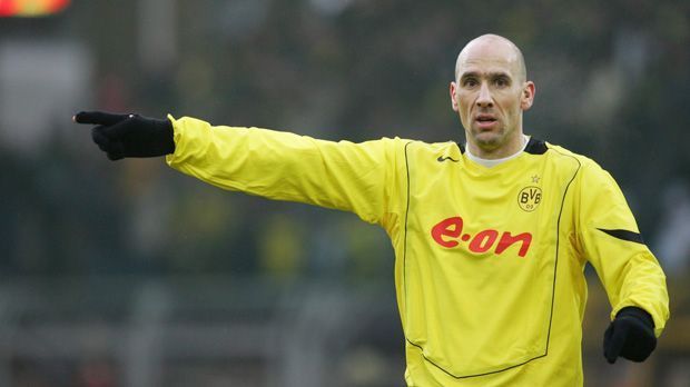 
                <strong>Jan Koller</strong><br>
                Jan Koller (2001 - 2006): Mit fünf Jahren war Jan Koller als Mittelstürmer am längsten bei Borussia Dortmund angestellt. Der 2,03m-Hüne aus Tschechien feierte 2001 die Deutsche Meisterschaft mit. Die letzte Spielzeit verpasste er aufgrund eines Kreuzbandrisses fast komplett. 2006 wechselte er dann zum AS Monaco.
              