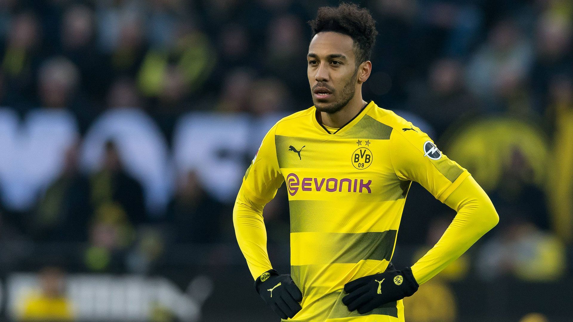 <strong>Pierre-Emerick Aubameyang</strong><br>
                Im Winter 2018 wollte Pierre-Emerick Aubameyang trotz laufenden Arbeitspapiers sofort zum FC Arsenal wechseln und in London einen lukrativeren Vertrag unterschreiben. Der BVB war wenig begeistert und schob dem Transfer einen Riegel vor. Zumindest zunächst. Aubameyang streikte, fehlte unentschuldigt bei Teamsitzungen und wurde schließlich suspendiert. Wenige Wochen später gab Dortmund klein bei und ließ den Gabuner ziehen.
