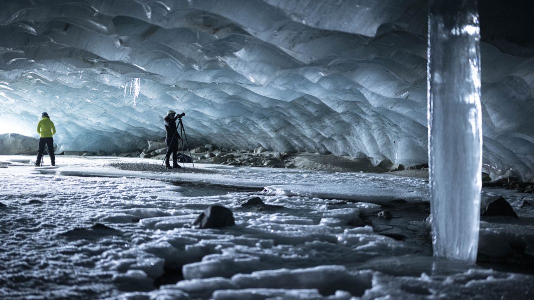 Schweiz, Pontresina: Fotografen machen Bilder in einer Gletscherhöhle am Morteratschgletscher. 