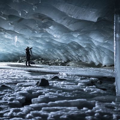 Schweiz, Pontresina: Fotografen machen Bilder in einer Gletscherhöhle am Morteratschgletscher. 