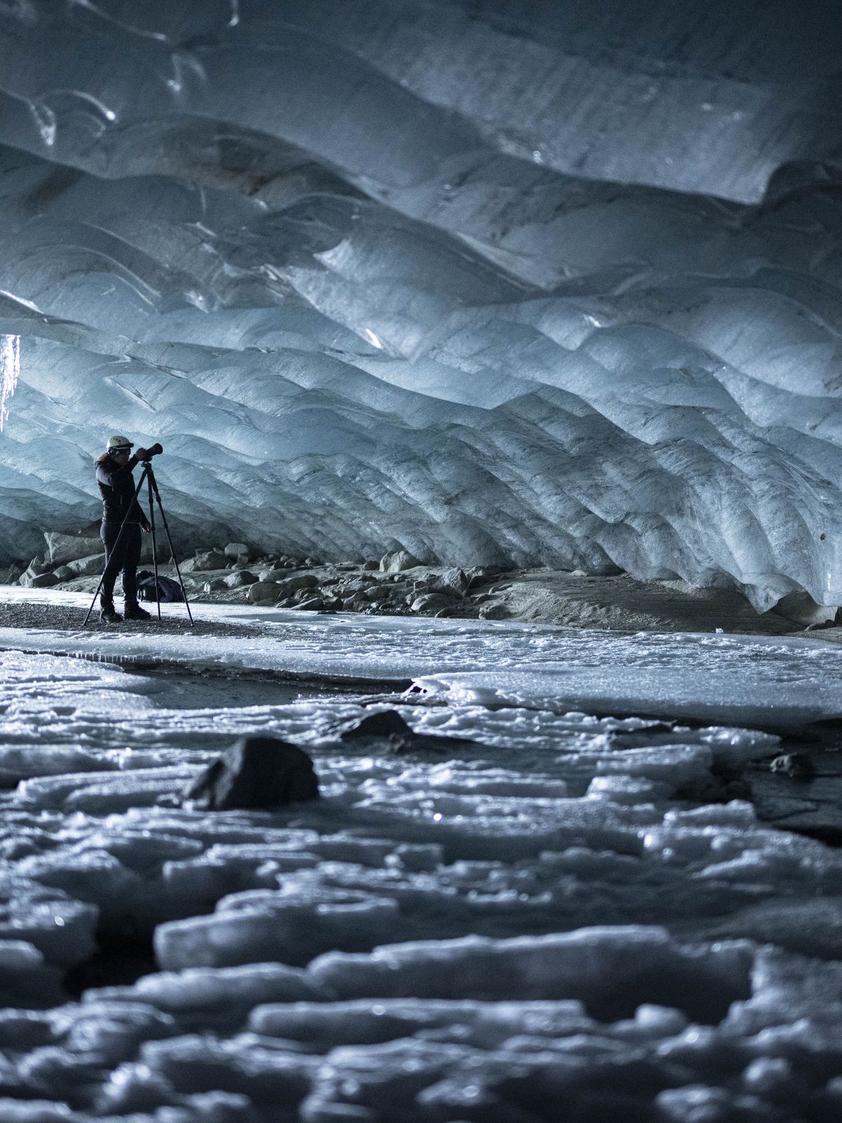 Schweiz, Pontresina: Fotografen machen Bilder in einer Gletscherhöhle am Morteratschgletscher. 