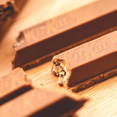 Kit Kat, wafer com cobertura de chocolate da marca Nestlé. Fotografia em closeup. Comida, Produto, marca, editorial. Brasília, DF - Brazil. 31 de Agosto de 2022.