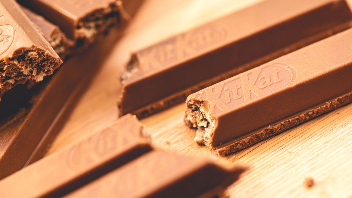 Kit Kat, wafer com cobertura de chocolate da marca Nestlé. Fotografia em closeup. Comida, Produto, marca, editorial. Brasília, DF - Brazil. 31 de Agosto de 2022.