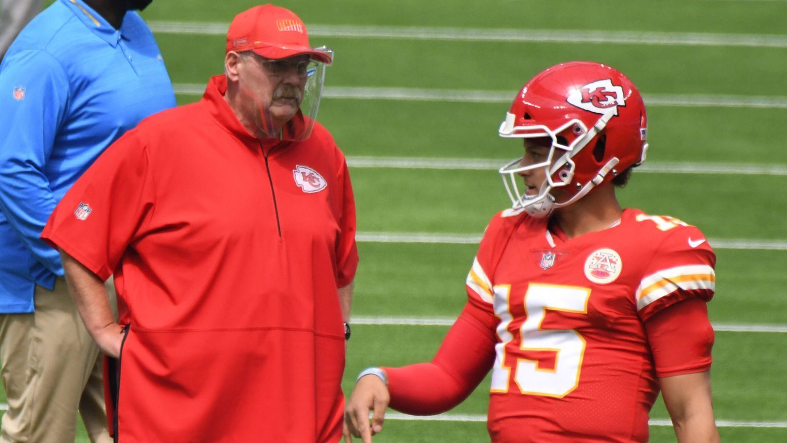 
                <strong>Gutes Auge für Spieler & Trainer</strong><br>
                Die beiden Head Coaches besitzen ein sehr gutes Auge für Spieler. Auch wenn McDermott damals Mahomes übersah, führte er die Buffalo Bills in drei von vier Jahren in die Playoffs. Ähnliches lässt sich über Reid sagen, dessen Kader mit zahlreichen Playmakern gespickt ist. Beide besitzen aber auch ein gutes Auge für Trainer. Reid wies gleich zahlreichen Head Coaches wie Doug Pederson und John Harbaugh den Weg. Das ist dem 46-jährigen McDermott zwar noch nicht gelungen, aber seine Coordinators Brian Daboll und Leslie Frazier wurden bei zahlreichen Teams als Head-Coach-Kandidaten gehandelt.
              