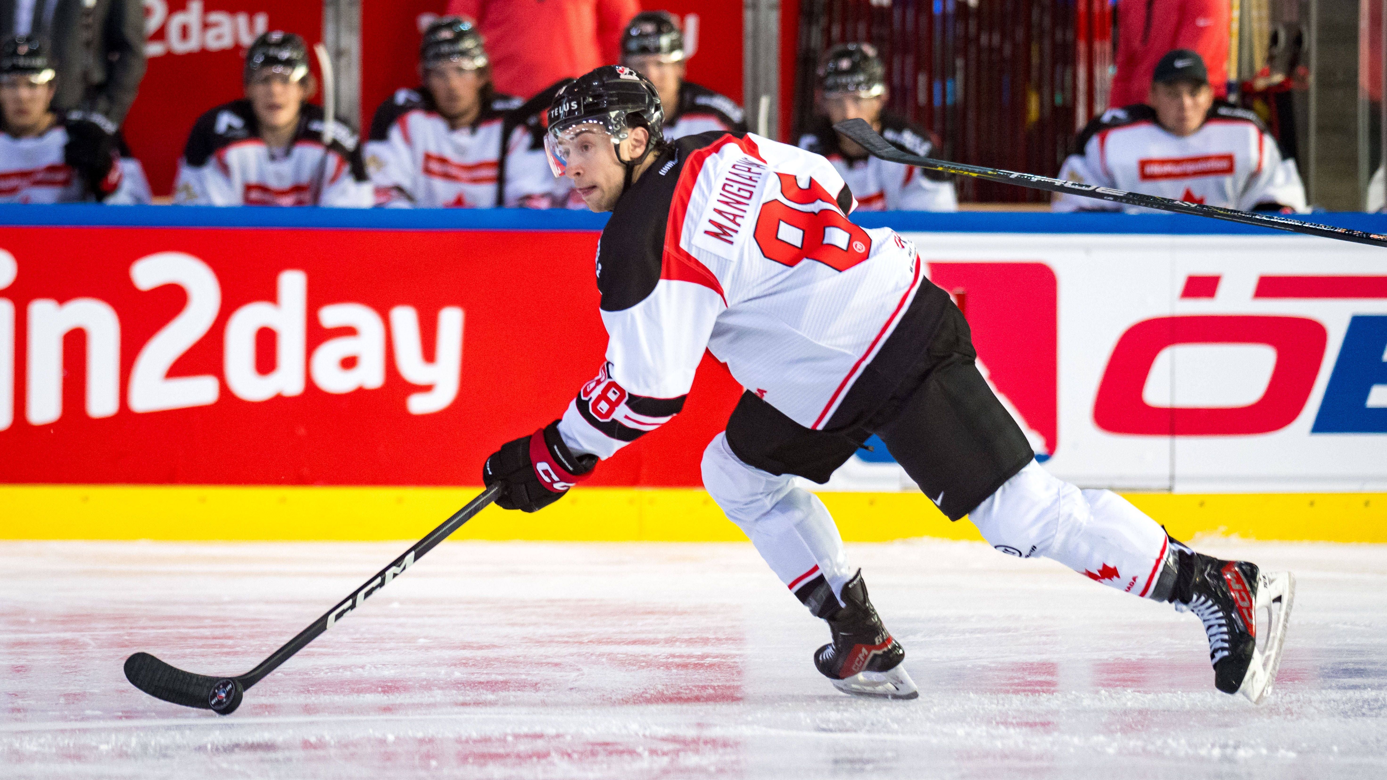 <strong>Kanada: Andrew Mangiapane (Calgary Flames)</strong><br>Der MVP der WM 2021 verstärkt Team Canada. Bei den Titelsielen 2021 stieß er erst im vierten Spiel zum Team. Nach zu Beginn drei Niederlagen gewannen die Kanadier im Anschluss alles - auch weil Mangiapane in 7 Spielen 7 Tore erzielte und dazu noch 4 vorbereitete.