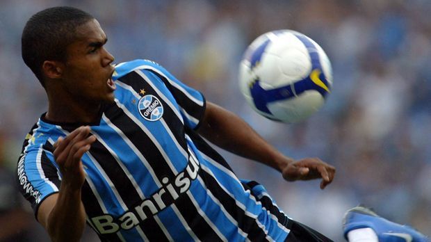 
                <strong>Sein Ausbildungsverein: Gremio Porto Alegre</strong><br>
                1. Sein Ausbildungsverein: Gremio Porto Alegre. Mit zwölf Jahren geht Douglas Costa zu Gremio. Er durchläuft alle Nachwuchsabteilungen des brasilianischen Top-Klubs und schafft den Sprung zu den Profis.
              