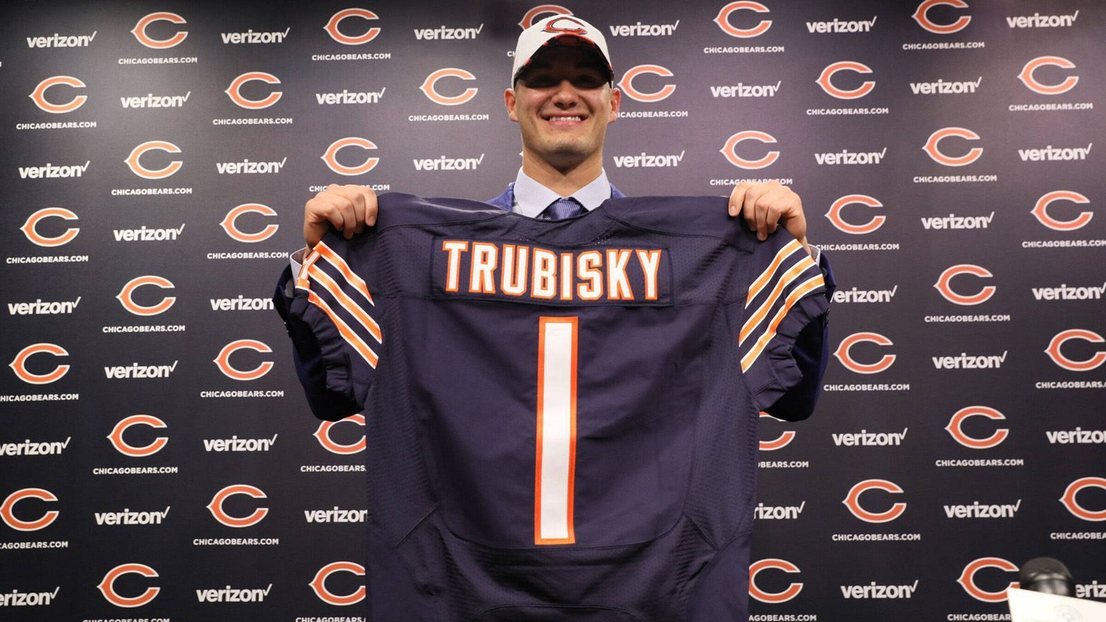 
                <strong>Trubisky: Vom Pro-Bowler zum Buhmann</strong><br>
                Beide Quarterbacks haben in ihrer Karriere Höhen und Tiefen erlebt. Trubisky kam von der University of North Carolina in die NFL. Spielte dort allerdings nur in seinem letzten Jahr voll. Die Chicago Bears hatten beim NFL Draft 2017 dennoch extra um eine Position hochgetradet, um ihn als Nummer-2-Pick auszuwählen. Der Passgeber schien den Erwartungen zunächst gerecht zu werden, wurde 2018 sogar in den Pro Bowl gewählt. Vergangene Saison erfolgte der sportliche Absturz: Die Offense produzierte nur noch 17,5 Punkte pro Spiel. Das Rating von Trubisky sank gegenüber der Vorsaison von 95,4 auf 83. Besonders bitter: Die Offense rund um Trubisky wurde teilweise vom eigenen Publikum ausgebuht.
              