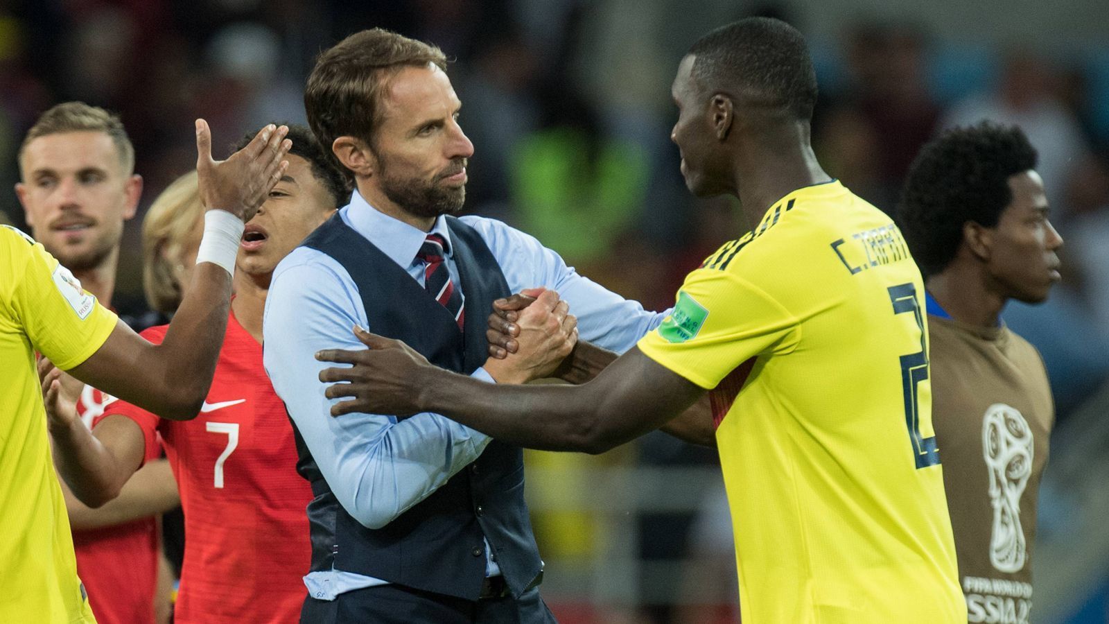 
                <strong>Gareth Southgate (England)</strong><br>
                Davon hat sich Southgate in den vergangenen Jahren ein Bild vor Ort gemacht - beim größten Einzelevent im Sport, dem Super Bowl. "Jedes Mal, wenn ich meine Sportart mit anderen aus anderen Ländern mit ähnlichen Problemen vergleiche, nehme ich so viele Erkenntnisse mit, die mir zeigen, wie wir arbeiten können", so Southgate. Standards wurden intensiv geübt. Auch das Elfmeterschießen, jahrzehntelang das Trauma einer ganzen Nation. Die Spieler absolvierten psychologische Tests, damit herausgefunden werden konnte, wer der Situation gewachsen ist. Sie waren es im Achtelfinale gegen Kolumbien, gewannen erstmals bei der WM ein Elfmeterschießen und beendeten das Trauma.
              