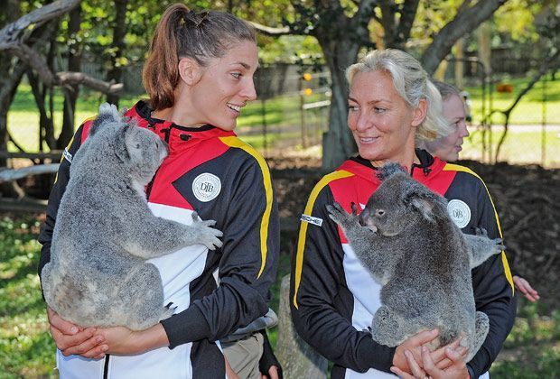
                <strong>Pelzige Bekanntschaften</strong><br>
                Ob Andrea Petkovic (li.) und Barbara Rittner (re.) jemals einen Koala auf den Armen hatten?
              