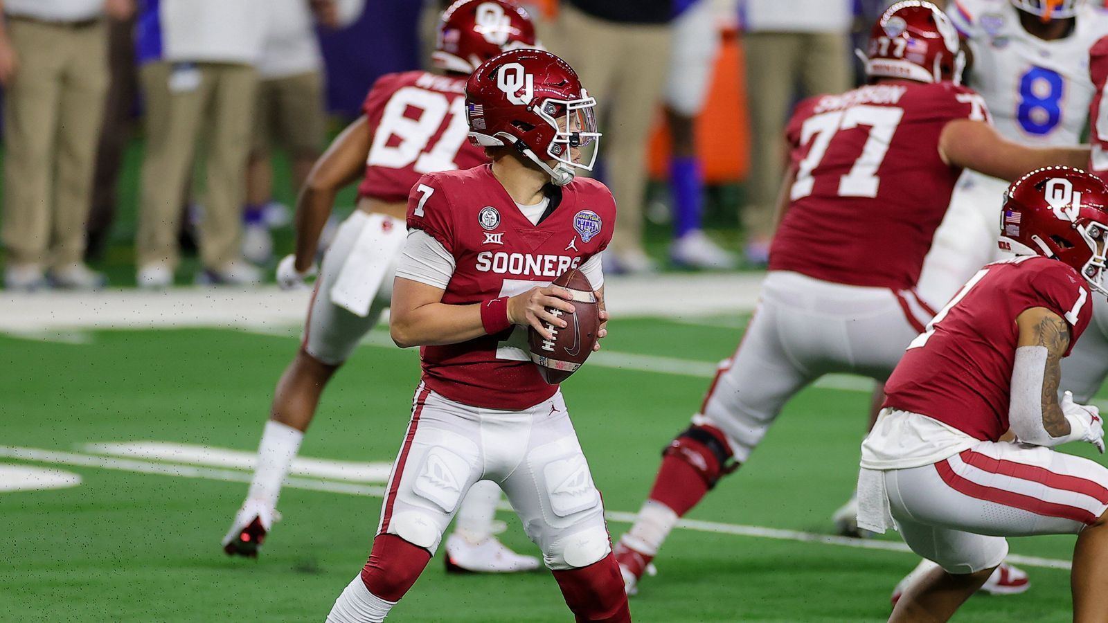 
                <strong>Oklahoma Sooners</strong><br>
                In Quarterback Spencer Rattler (Foto) verfügen die Oklahoma Sooners über den potenziellen Nummer-1-Pick des NFL Draft 2022. Der Spielmacher ist sehr mobil und bringt die Pässe sogar aus der Bewegung zielgenau an. Überhaupt ist die Offense stark besetzt: Running Back Kennedy Brooks kehrt zurück, nachdem er die vergangene Saison ausgesetzt hat. Die Offensive Line ist größtenteils eingespielt, die Auswahl an hochkarätigen Passempfängern groß. Der neue Wide Receiver Mike Woods (Arkansas Razorbacks) dürfte das tiefe Passspiel beleben ...  
              