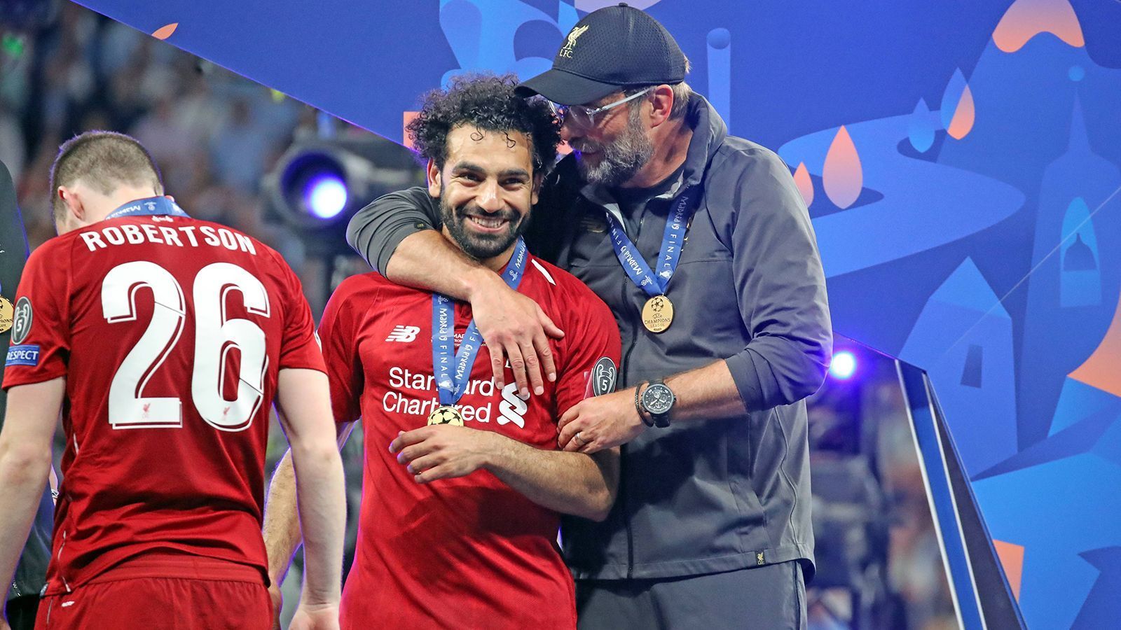 
                <strong>Mohamed Salah (FC Liverpool)</strong><br>
                Ähnlich wie bei der nächsten Transfer-Sternstunde unter Kloppo bei den Reds. Auch der "Egyptian King" kostete 2017 mehr als 40 Mio. Euro. Salah zündete aber schon mit seiner Ankunft in Liverpool und wurde ratzfatz zum neuen Gesicht der Klopp-Elf. 
              