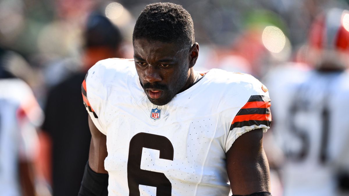 PHILADELPHIA, PA - OCTOBER 13: Cleveland Browns linebacker Jeremiah Owusu-Koramoah (6) looks on in the second quarter during the game between the Cleveland Browns and Philadelphia Eagles on October...