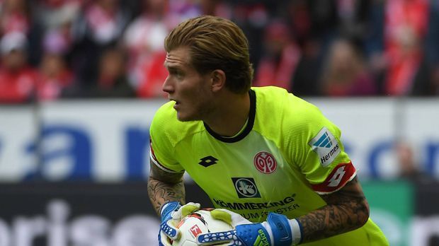 
                <strong>Loris Karius</strong><br>
                Loris Karius: Der Torhüter kam im Sommer 2011 zunächst auf Leihbasis von Manchester City, wurde im Januar 2012 schließlich fest verpflichtet. Er ging in diesem Sommer für 6,2 Millionen Euro zum FC Liverpool.
              