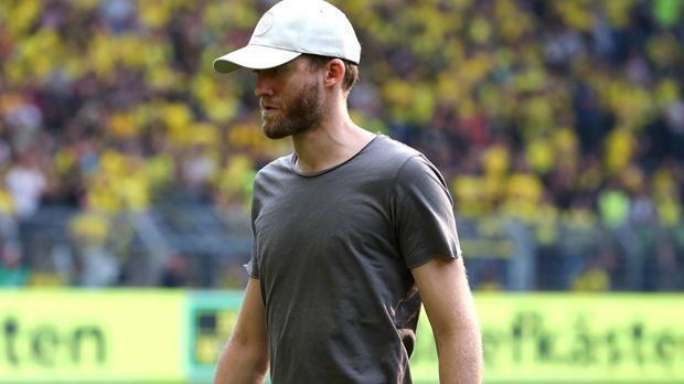 
                <strong>Andre Schürrle</strong><br>
                Ohne seine Vorlage hätte Mario Götze der Welt wohl nie zeigen können, dass er besser als Messi ist. Der 26-Jährige wurde aber nach der WM nicht mehr so wirklich glücklich. Beim FC Chelsea rutschte er ins zweite Glied und wechselte im Februar 2015 zum VfL Wolfsburg. Mit den Wölfen gewann er wenige Monate später den DFB-Pokal und wurde Vizemeister. Im Sommer 2016 heuerte er dann bei Borussia Dortmund an. Dort blieb er aber sehr oft unter seinen Möglichkeiten und hinter den Erwartungen zurück.
              