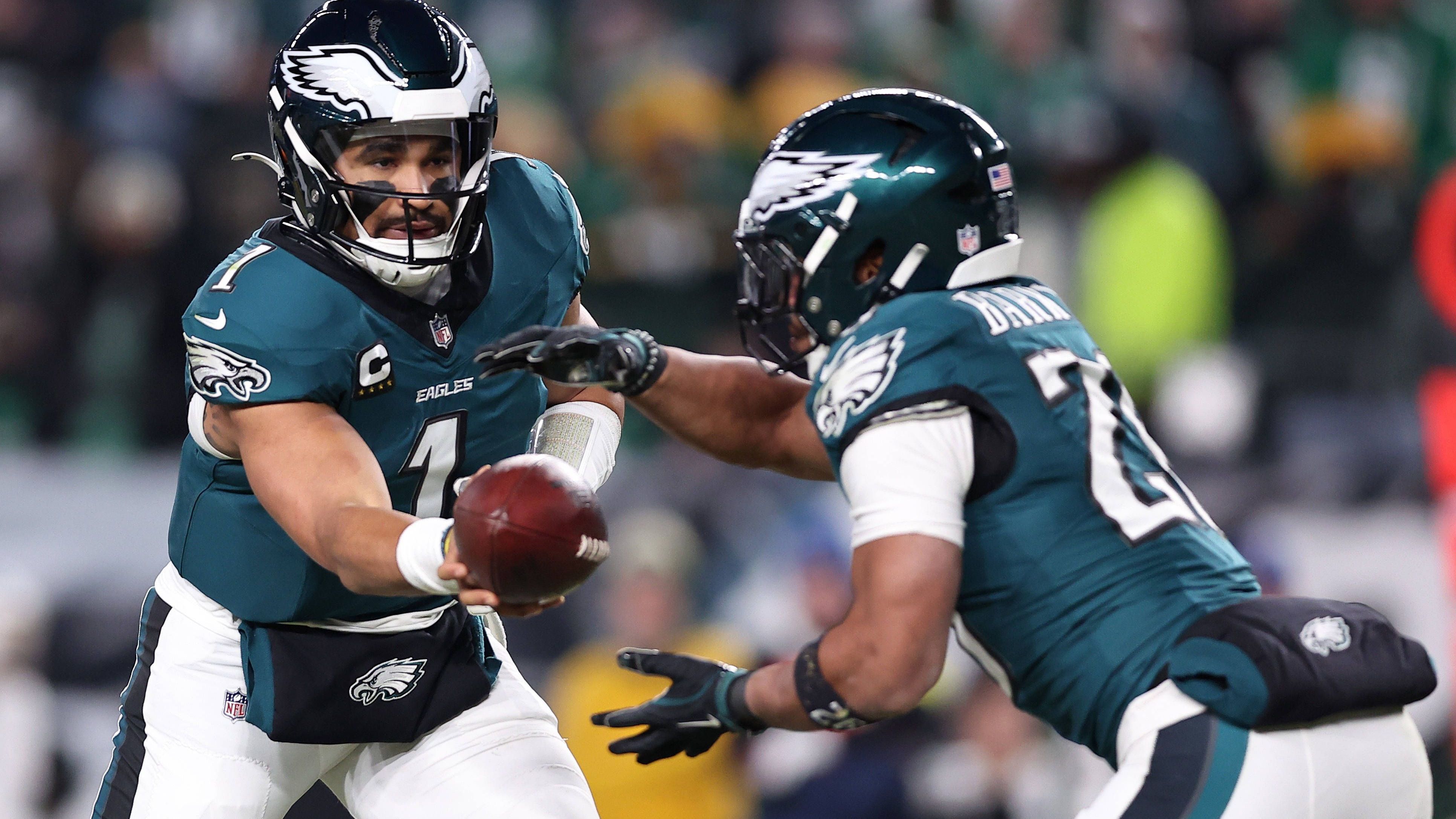 <strong>Divisional Round: Jalen Hurts &amp; Saquon Barkley (Philadelphia Eagles)</strong><br>Die Lauf-Offensive der Eagles schreibt in der <a data-li-document-ref="83069" href="https://www.ran.de/sports/american-football/nfl/spielplan">Playoff-Partie gegen die Los Angeles Rams</a> Geschichte! Sowohl Quarterback Jalen Hurts als auch Running Back Saquon Barkley sammelten Touchdown-Läufe, bei denen sie mehr als 40 Yards zurücklegten. Nie zuvor gelang dies zwei Spielern eines Teams in einem Playoff-Match.