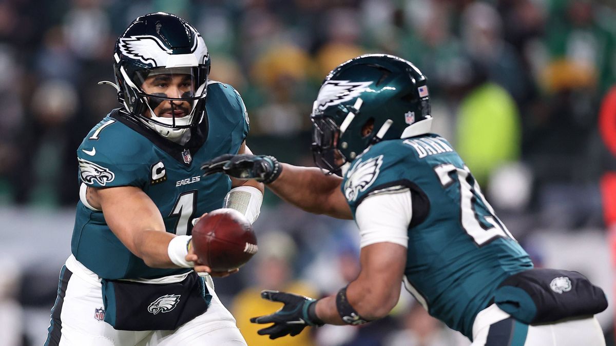 NFL, American Football Herren, USA NFC Wild Card Round-Green Bay Packers at Philadelphia Eagles Jan 12, 2025; Philadelphia, Pennsylvania, USA; Philadelphia Eagles quarterback Jalen Hurts (1) hands ...