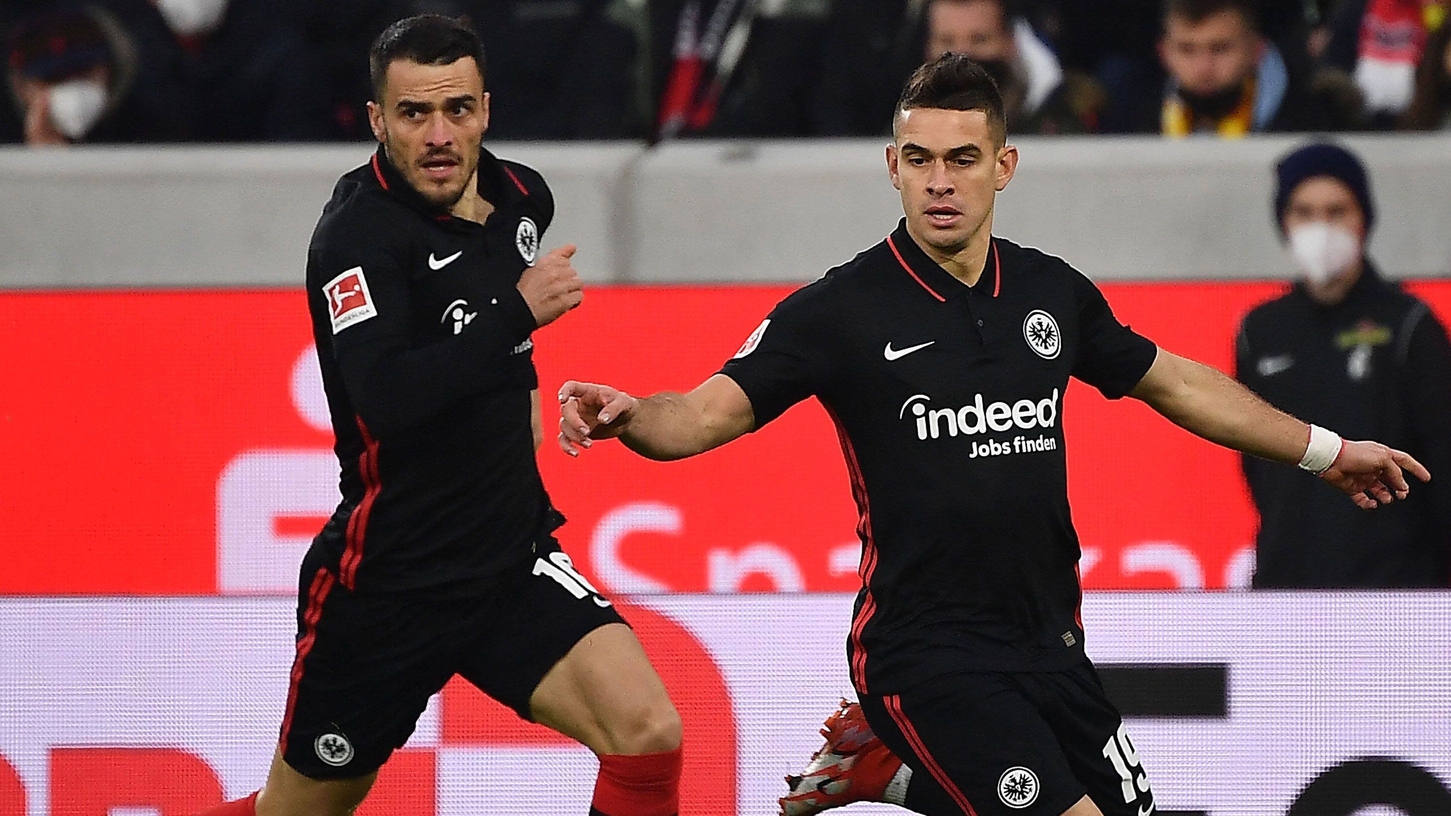 
                <strong>Eintracht Frankfurt</strong><br>
                Nach einem holprigen Start in die Spielzeit führte Trainer Oliver Glasner die SGE zurück auf die europäischen Plätze, trotzdem besteht wohl noch Handlungsbedarf. Vor allem im Sturmzentrum und auf der rechten offensiven Außenbahn drückt der Schuh, zudem könnte Youngster Fabio Blanco seine Zelte in der Mainmetropole bereits nach einem halben Jahr abbrechen. Sollte ein zentraler Mittelfeldspieler den Klub verlassen, könnte auch hier nachgelegt werden.&#x2022; Aktuelle Gerüchte: Randal Kolo Muani (FC Nantes), Ansgar Knauff (Borussia Dortmund), Marc Roca (FC Bayern München), Kelvin Yeboah (Young Boys Bern) -<br>&#x2022; Mögliche Abgänge: Fabio Blanco, Ajdin Hrustic, Danny da Costa, Aymen Barkok -<br>&#x2022; Bereits fixe Transfers: -<br>
              