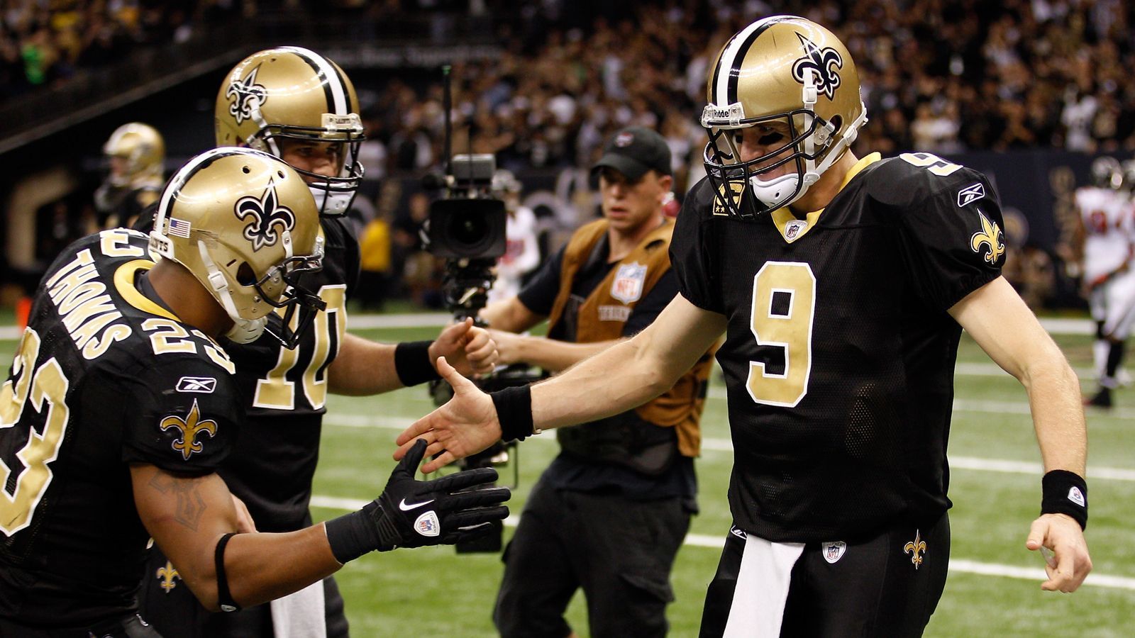 
                <strong>7. New Orleans Saints 2011</strong><br>
                Die meisten Yards pro Spiel und die zweitmeisten Punkte pro Spiel - diese beeindruckenden Statistiken bringen den Saints Platz 7 in unserer Galerie ein. Keine Mannschaft hat seitdem mehr Yards während der Regular Season (7.474) erzielt und die 34.2 Punkte pro Spiel sind die siebtbeste Ausbeute in der NFL-Geschichte. Zudem stellte Quarterback Drew Brees mit 5.476 Passing Yards einen neuen NFL-Rekord auf. Der einzige Wermutstropfen in einer sonst außergewöhnlichen Saison war das frühe Ausscheiden der Saints in den Play-offs: In der Divisional Round scheiterte New Orleans an den San Francisco 49ers.
              