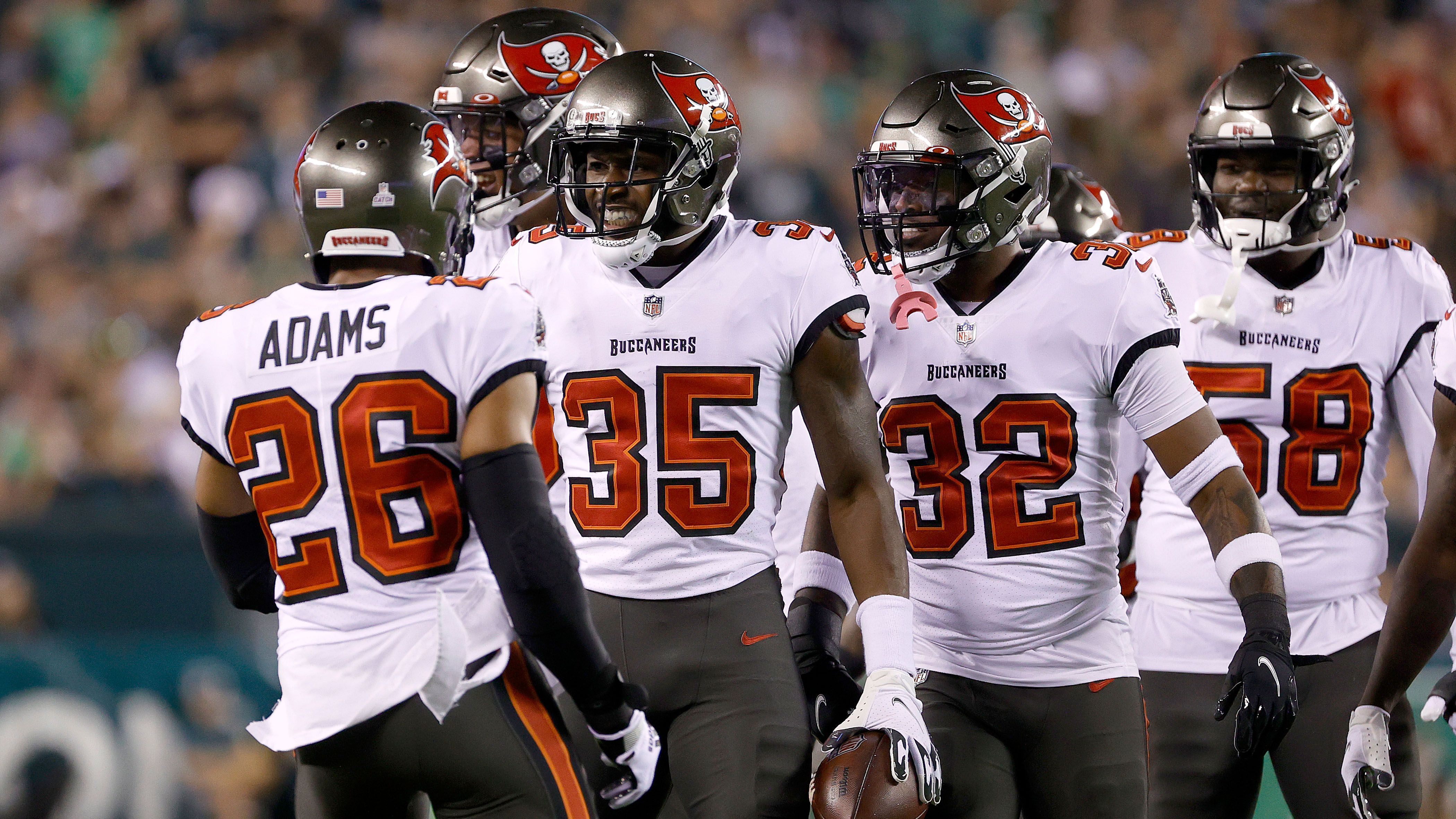 
                <strong>NFC South: Tampa Bay Buccaneers (8-3) - Die Schwächen</strong><br>
                Einzig die Secondary macht derzeit Sorgen. Mit Ausnahme von Safety Antoine Winfield Jr., der eine herausragende Saison spielt, ist gefühlt jeder Passverteidiger mindestens einmal verletzt ausgefallen. Diese Rotation im Defensive Backfield zeigte sich besonders bei den Niederlagen gegen die Los Angeles Rams und die New Orleans Saints, als die Einheit fast schon vogelwild agierte und keinen Pass stoppen konnte. Die Verletzten kehren zwar nach und nach zurück, allerdings bleibt bei der jungen Passverteidigung ein gewisses Restrisiko übrig. -Prognose: Ähnlich wie Green Bay haben auch die Bucs ihre Division quasi unter Dach und Fach. Brady und seine Teams heben sich ihre besten Spiele für gewöhnlich für die Postseason auf, sodass der Titelverteidiger auch in diesem Jahr gefährlich sein wird.
              