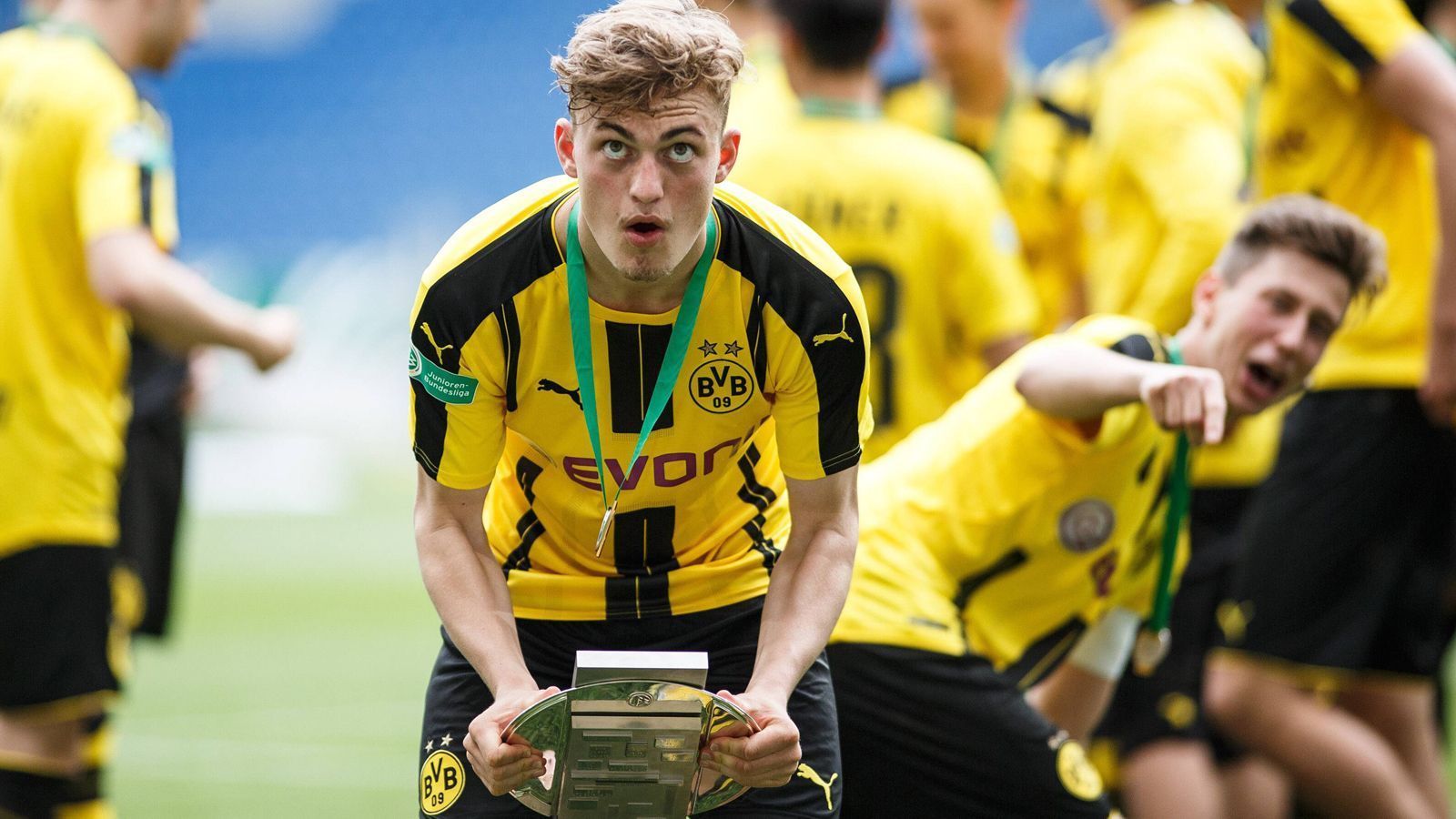 
                <strong>Jacob Bruun Larsen: Dortmunds Durchstarter</strong><br>
                Der 19-Jährige kam im Januar 2015 von Lyngby BK aus Dänemark (für den Verein spielten auch bereits Emre Mor und Yussuf Poulsen) nach Dortmund. In der Jugend räumte er ab, holte mit der U17 sowie 2016 und 2017 mit der U19 die Meisterschaft. Seine A-Jugend-Bilanz: 42 Spiele, 29 Tore und 24 Vorlagen.
              