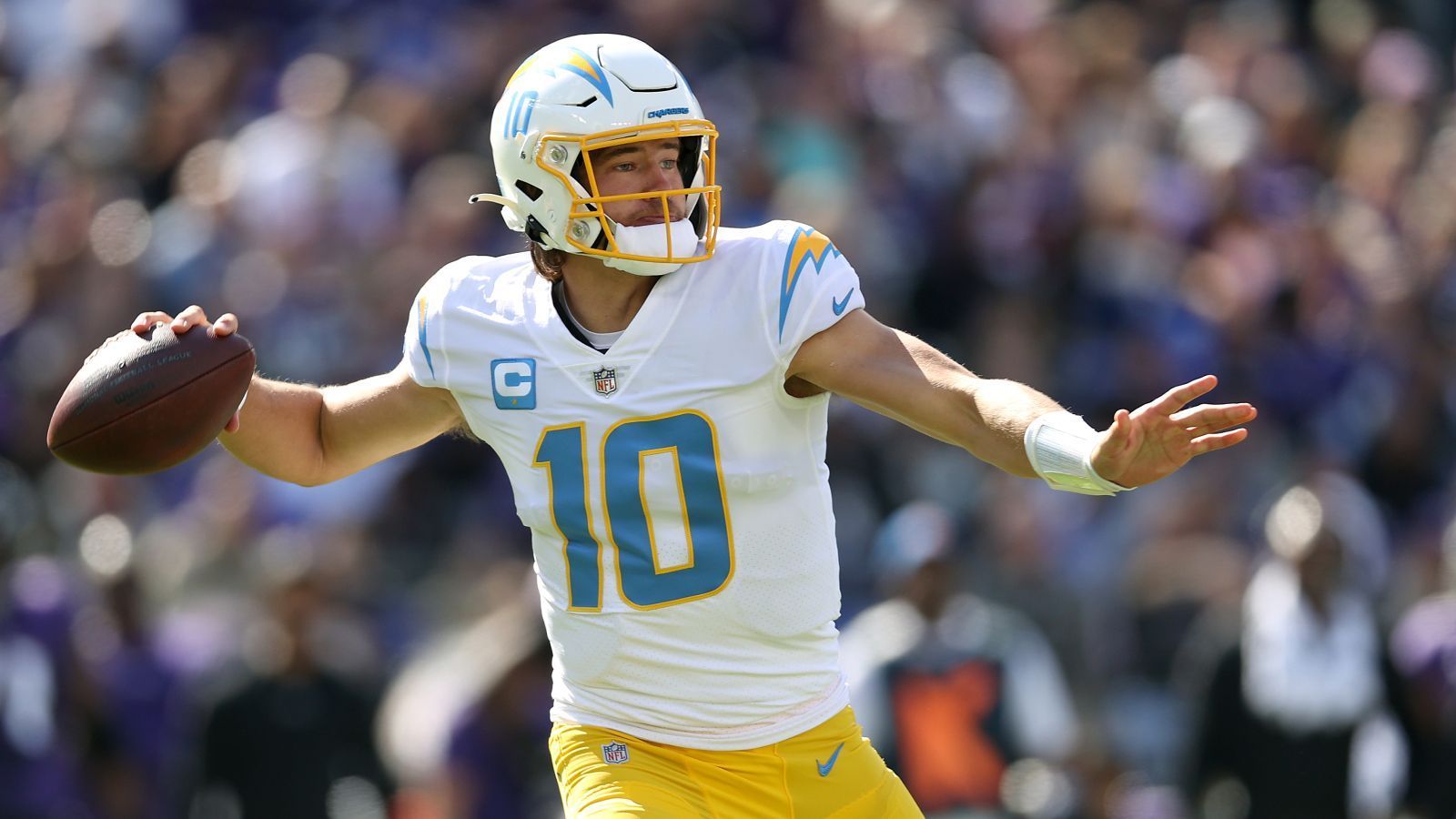 
                <strong>Platz 7: Justin Herbert (Los Angeles Chargers)</strong><br>
                Dass Justin Herbert ein spezielles Talent ist, wusste man bereits vor dem Draft 2020, als er an sechster Stelle von den Chargers ausgesucht wurde. Allerspätestens nach seiner Rookie-Saison, als der Mann vom Oregon-College nahezu alle Rookie-Rekorde brach, die es gab, waren die letzten Zweifler von ihm überzeugt. In dieser Spielzeit macht Herbert da weiter, wo er aufgehört hat: 294 Yards pro Spiel und 20 Touchdowns in acht Partien zeigen, dass Herbert ein Franchise-Quarterback ist. Herbert hatte gegen die Ravens und die Patriots zwar zwei schwächere Partien, doch beim Auftritt gegen die Eagles untermauerte er seine Stärken eindrucksvoll: Spielintelligenz, Passgenauigkeit und gute Entscheidungen unter Druck.
              