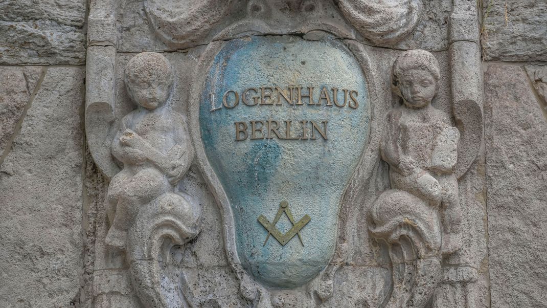 Symbole: Die Freimaurer-Logen erkennen sich an verschiedenen Zeichen, wie hier dem Winkelmaß und dem Zirkel. Unten erfährst du mehr darüber. Das Foto zeigt das Logenhaus, also den Tempel, in Berlin Wilmersdorf.