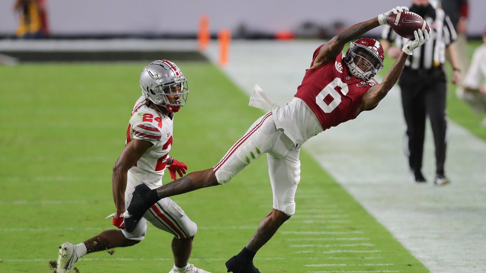 
                <strong>DeVonta Smith</strong><br>
                Mit Rookie-Receiver DeVonta Smith waren auch die Philadelphia Eagles bei der Award-Show vertreten. Der 22-Jährige wurde aufgrund seiner Leistungen als "Bester männlicher College-Athlet" ausgezeichnet. In der vergangenen Saison kam Smith für Alabama auf unglaubliche 1856 Receiving Yards und 23 Touchdowns. 
              