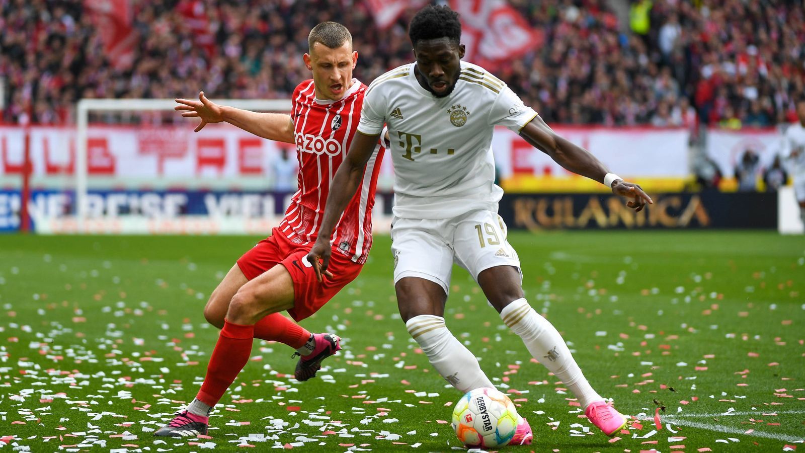 
                <strong>Alphonso Davies</strong><br>
                Übernimmt die linke Abwehrseite und offenbart immer wieder ein gutes Zusammenspiel mit Mane. Der Kanadier hält sich offensiv dennoch eher zurück, schaltet er sich in die Offensive ein, wird es für die Freiburger Abwehr jedoch brenzlig. ran-Note: 3
              