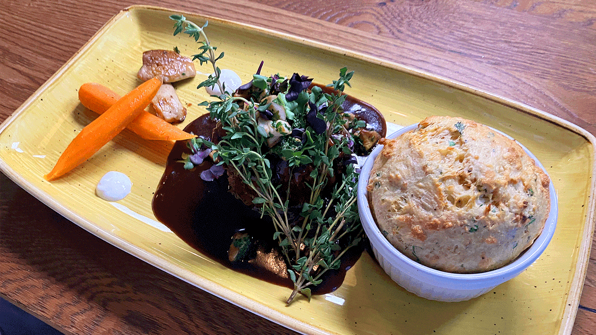 Rinderbackerl mit Karotten, Steinpilzen und Semmelknödel-Soufflé