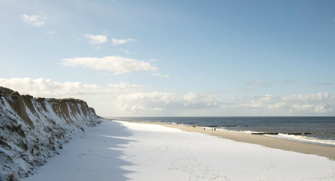 Die Nordseeküste lädt auch im Winter zu ausgiebigen Spaziergängen am Meer ein.