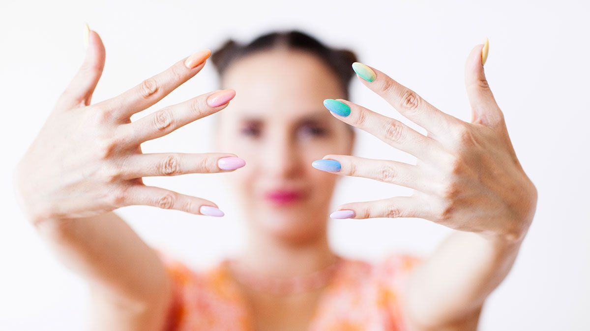 Nagellack Farben, die optisch die Nägel schmäler wirken lassen