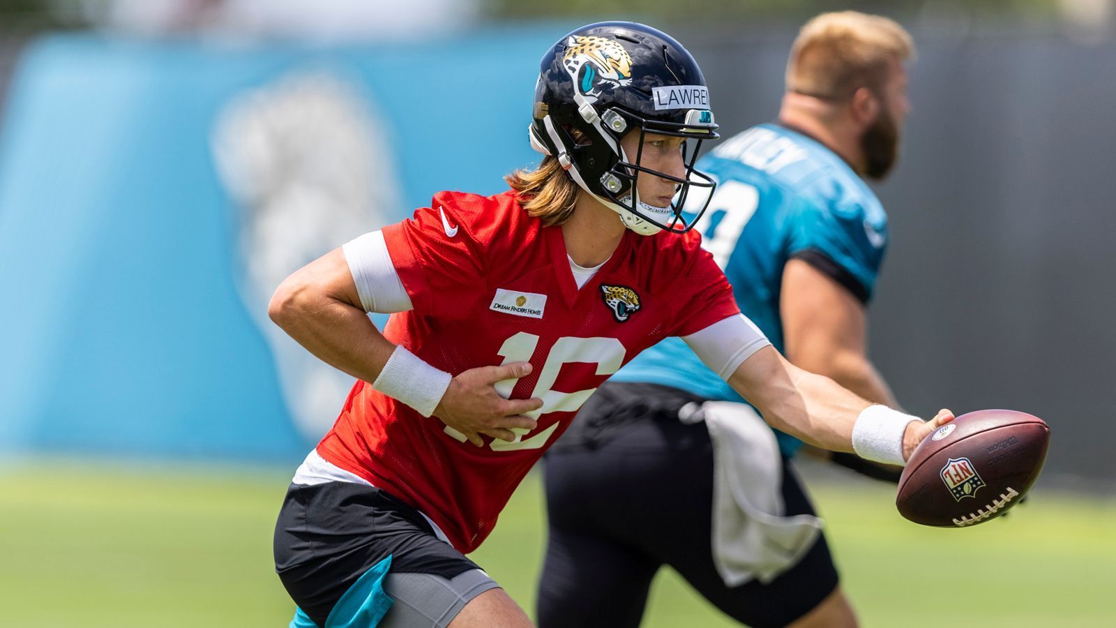 
                <strong>Jacksonville Jaguars: Details zum Millionen-Vertrag von Trevor Lawrence</strong><br>
                Der Großteil seines Gehalts wird 2022, 2023 und 2024 durch den Roster Bonus gezahlt. Er bekommt demnach das Geld, wenn er am dritten Tag nach dem Meldetag zum Mandatory Camp im 90-Mann-Kader ist.
              