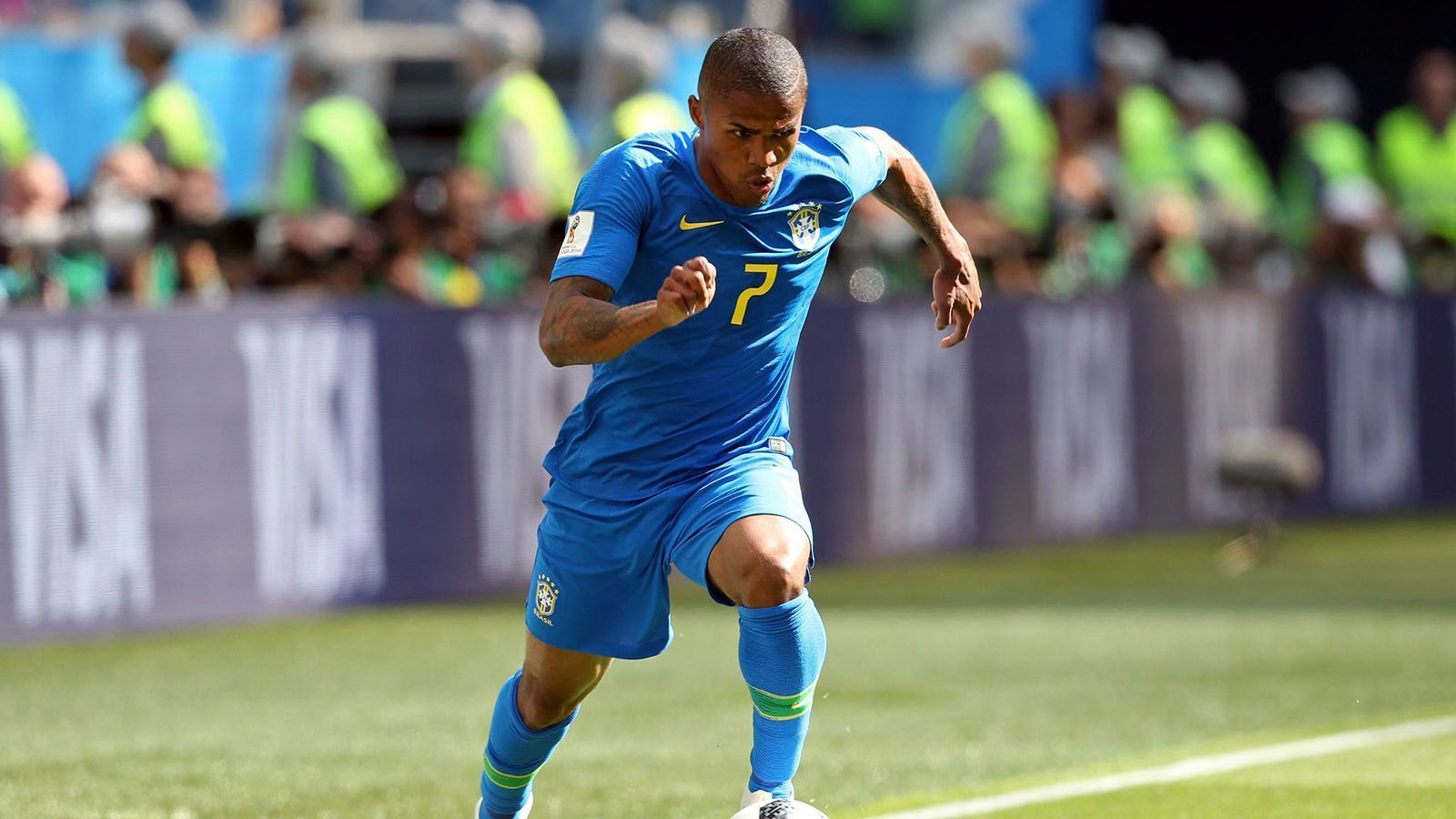
                <strong>Douglas Costa (Brasilien)</strong><br>
                Douglas Costa ist ein Tag nach dem gewonnenen Achtelfinale wieder ins Mannschaftstraining eingestiegen und hat seine Oberschenkelverletzung offenbar auskuriert. Im zweiten Gruppenspiel gegen Costa Rica hat er sich eine Verletzung im rechten Oberschenkel zugezogen und fiel damit aus. Ob er schon im Viertelfinale wieder auflaufen kann, ist jedoch mehr als fraglich. 
              