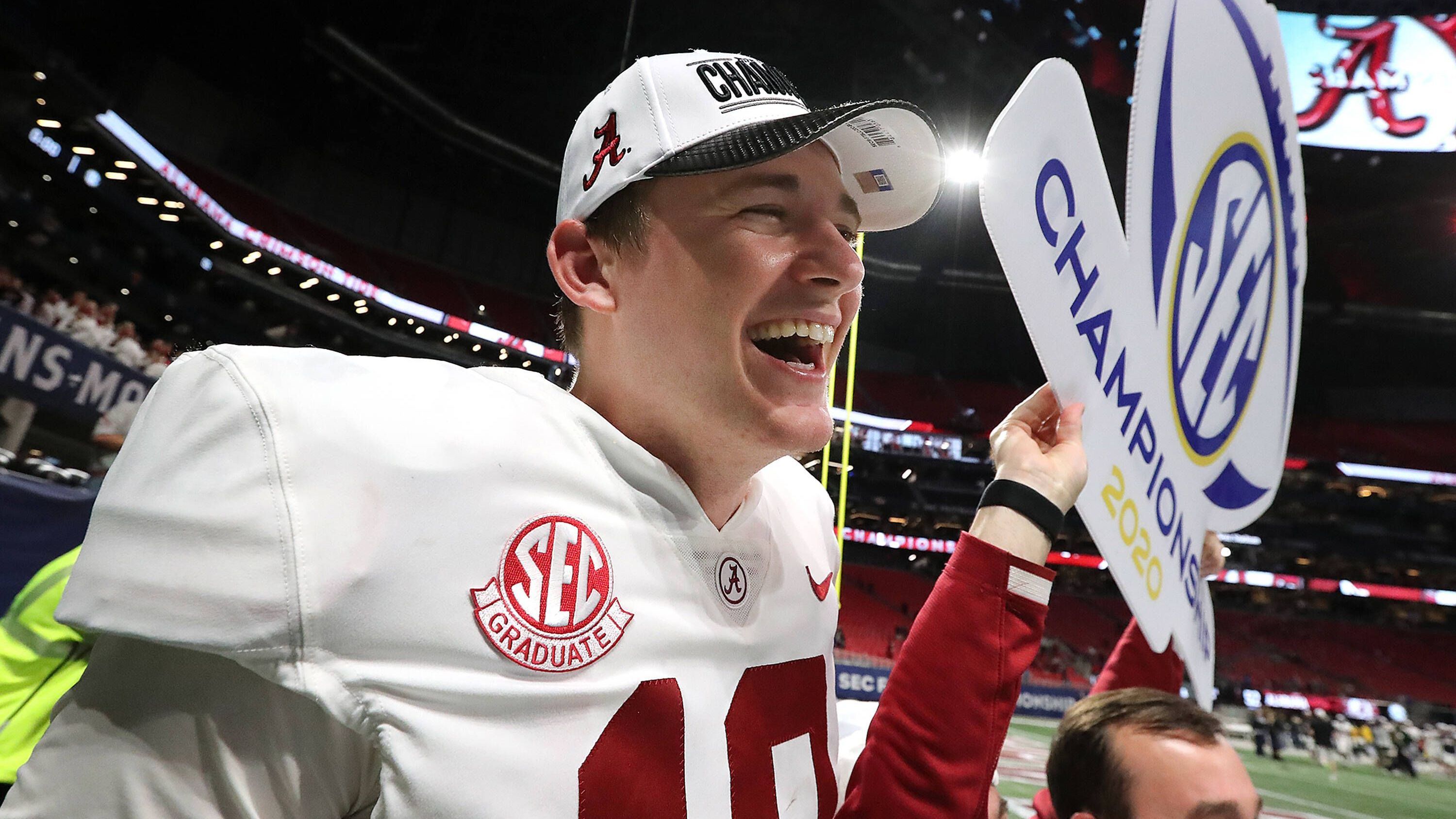 <strong>2020: Alabama Crimson Tide</strong><br>Zum vorerst letzten Mal konnte Alabama unter Quarterback Mac Jones den Titel gewinnen. Im Finale gab es ein deutliches 52-24 gegen die Ohio State Buckeyes mit Quarterback Justin Fields.