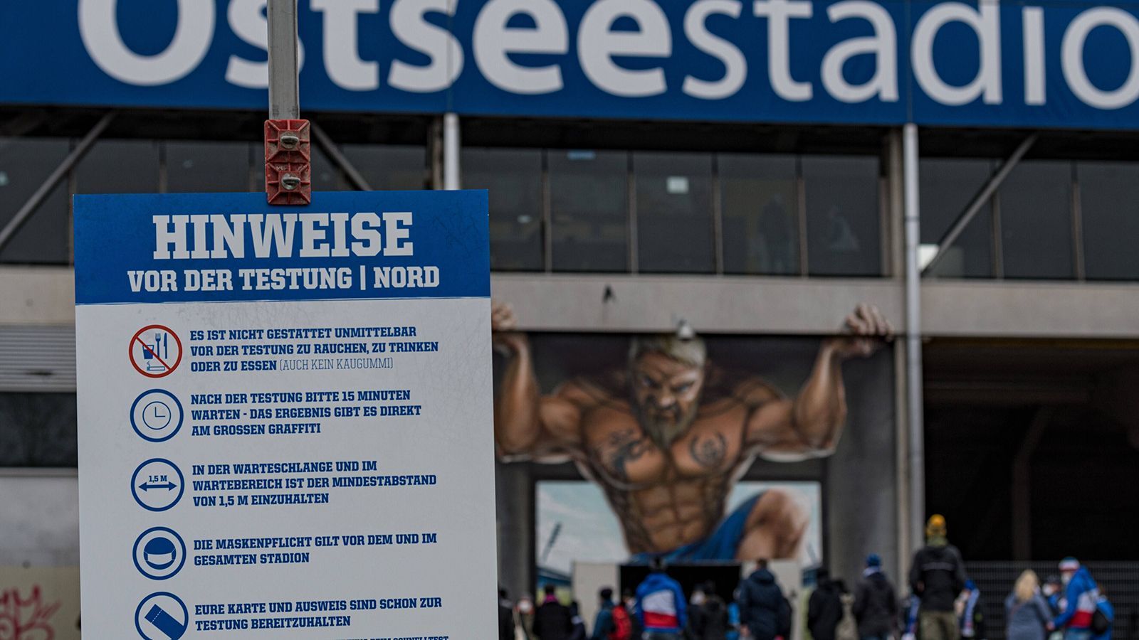 
                <strong>Gleiches Modell bald auch in anderen Stadien?</strong><br>
                Hansa will mit der Aktion ausloten, wie viel Zeit ein derartiges Verfahren in Anspruch nimmt und bis zu welcher Zuschauerzahl es sich an einem Spieltag stemmen lassen würde. Auch andere Profivereine sollen Zugriff auf die gesammelten Daten und Erkenntnisse bekommen.
              